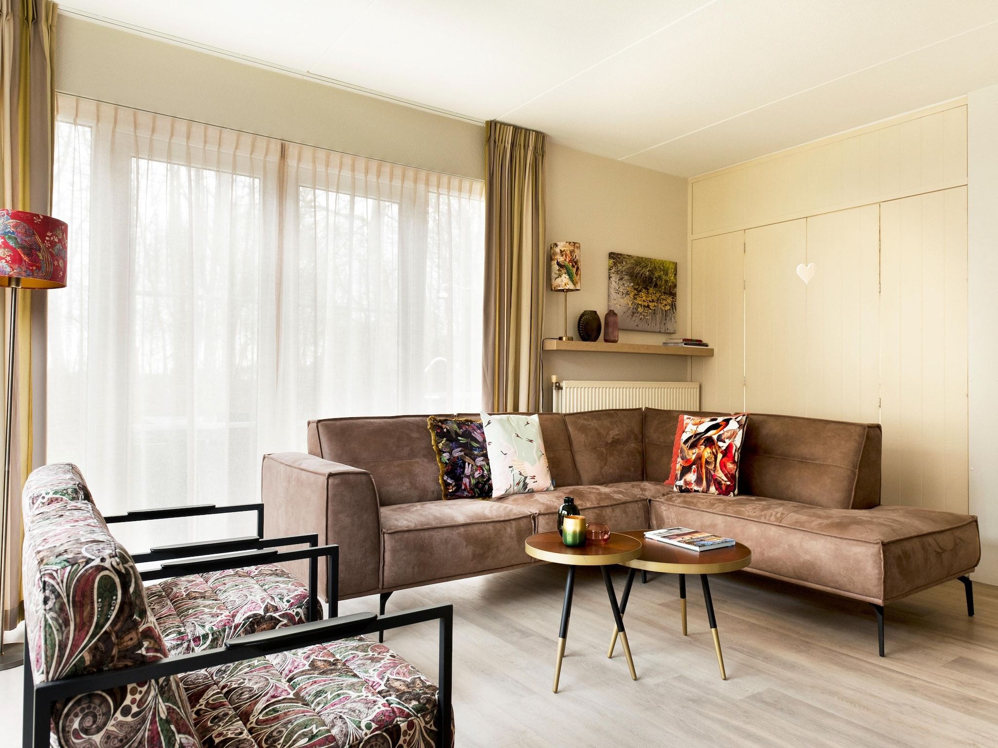 De woonkamer van Tobke Wellness de luxe VIP met sauna met buitenspa in Friesland