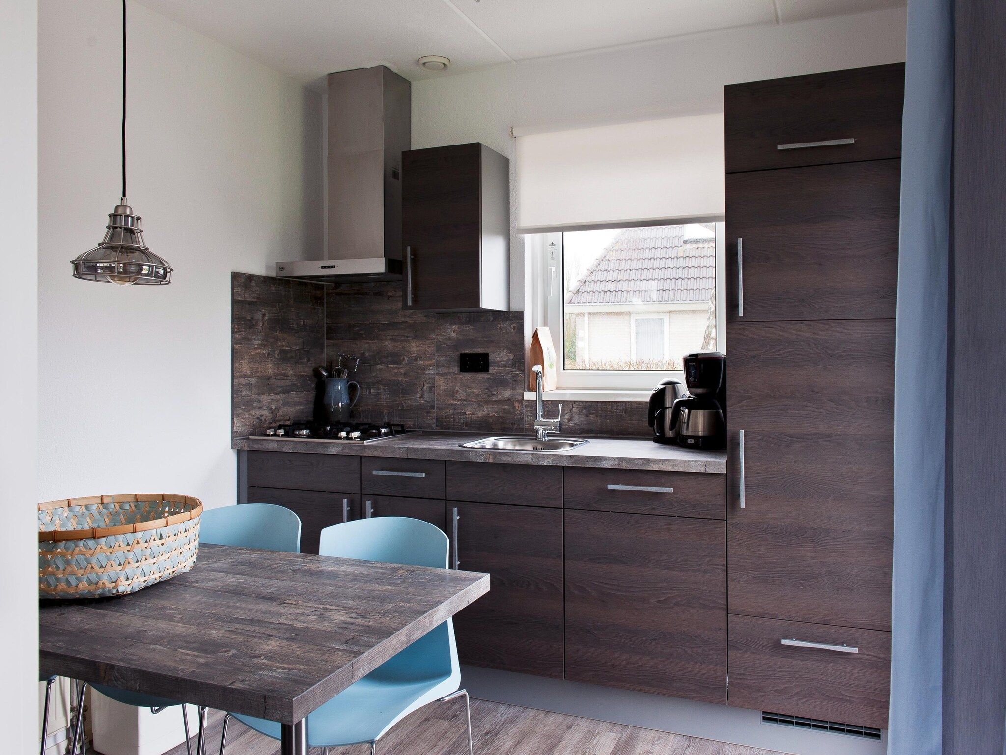 De keuken van Tobke Wellness de luxe VIP met sauna met buitenspa in Friesland