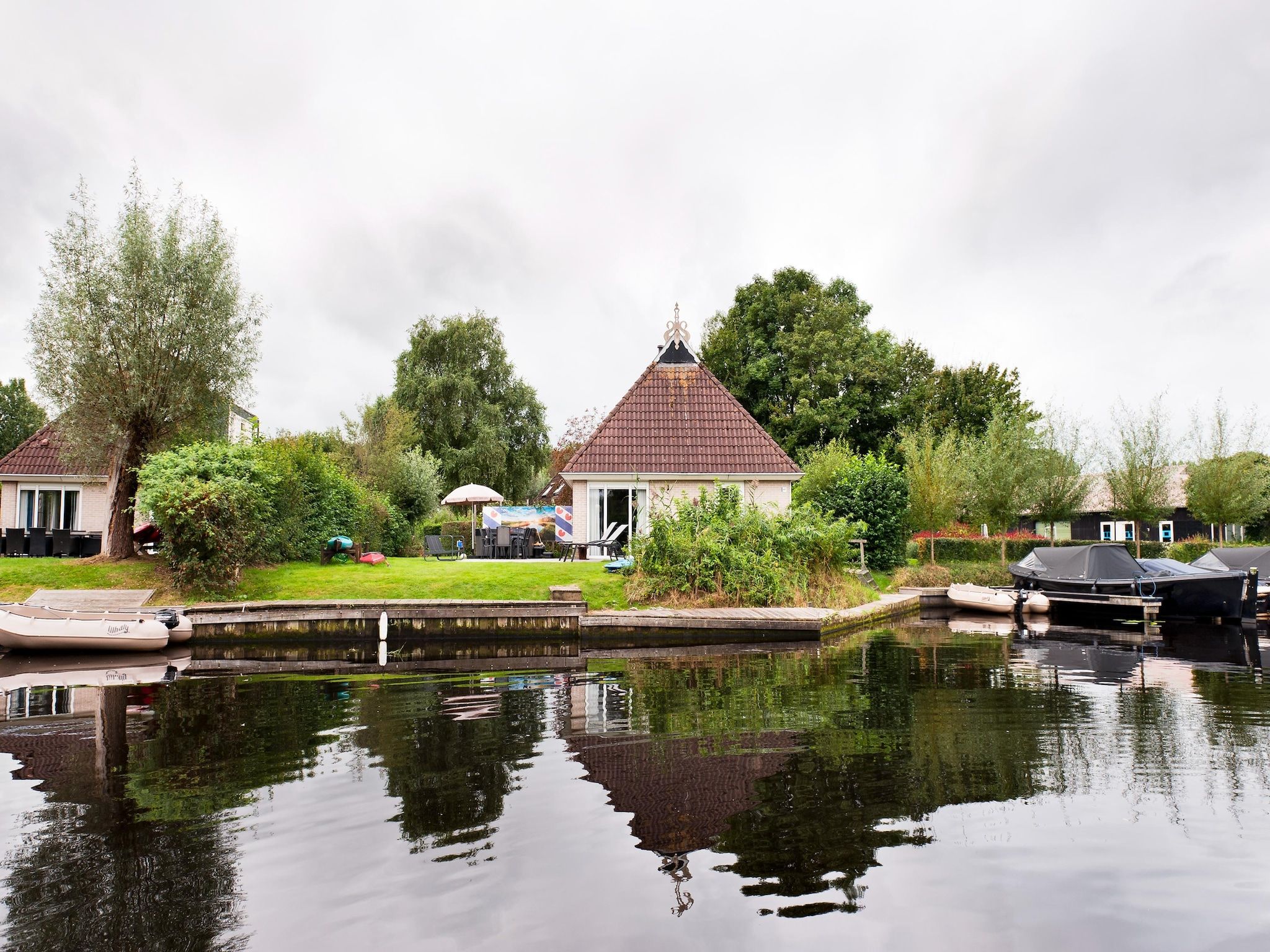 De buitenkant van Grand Fisker Wellness de luxe met sauna buitenspa & sloep seizoensgebonden in Friesland