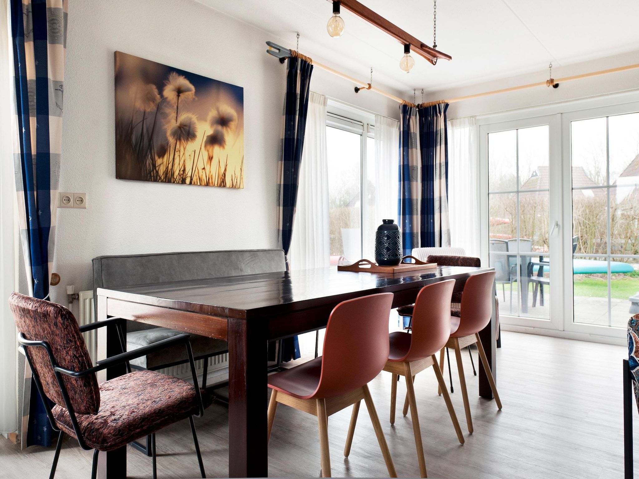De eetkamer van Grand Fisker Wellness de luxe met sauna buitenspa & sloep seizoensgebonden in Friesland