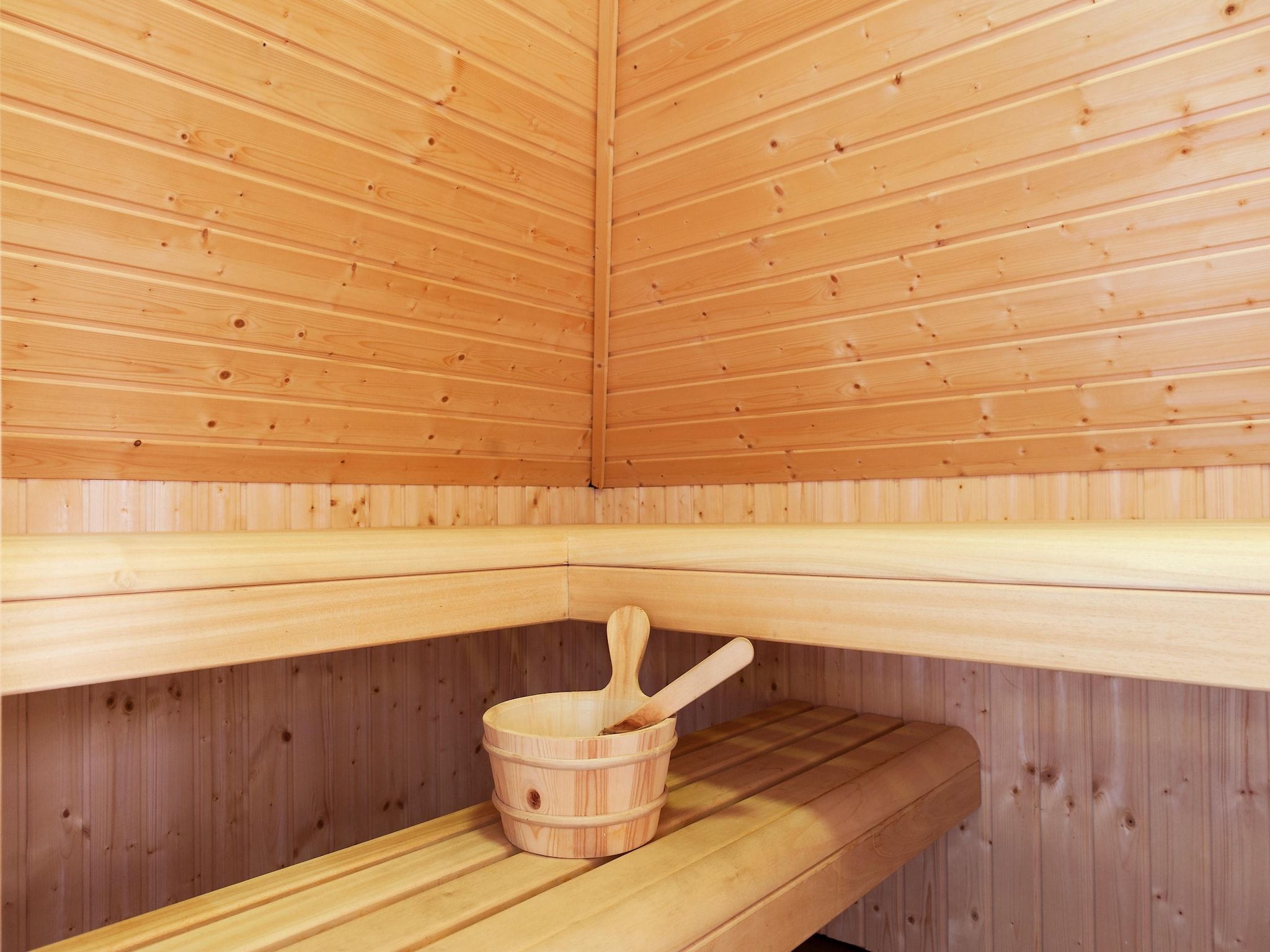 Wellness bij Grand Fisker Wellness de luxe met sauna buitenspa & sloep seizoensgebonden in Friesland