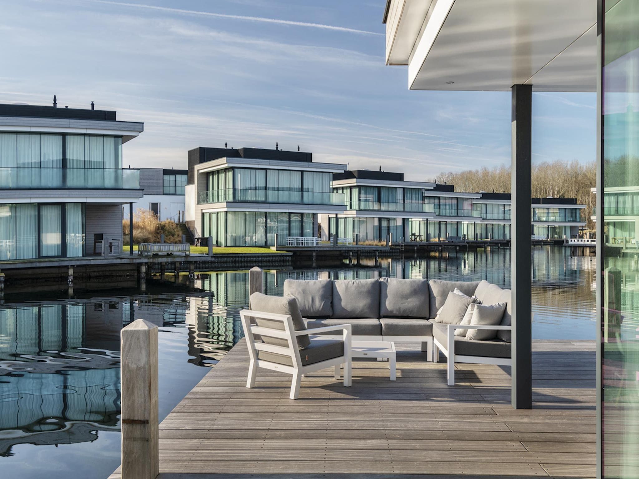 Het terras van Harbour Village 15 in Arnemuiden