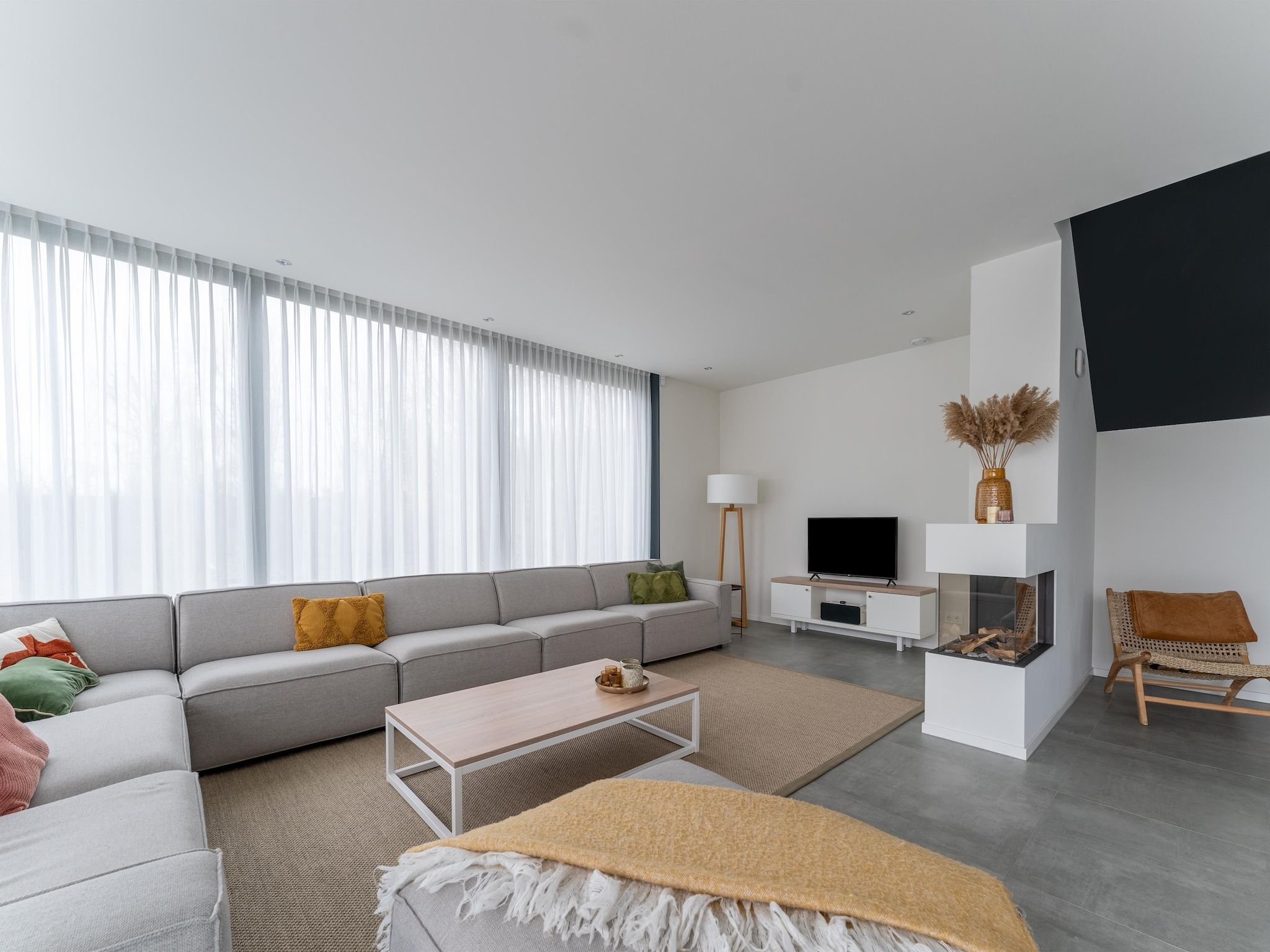 De woonkamer van Harbour Village 15 in Arnemuiden