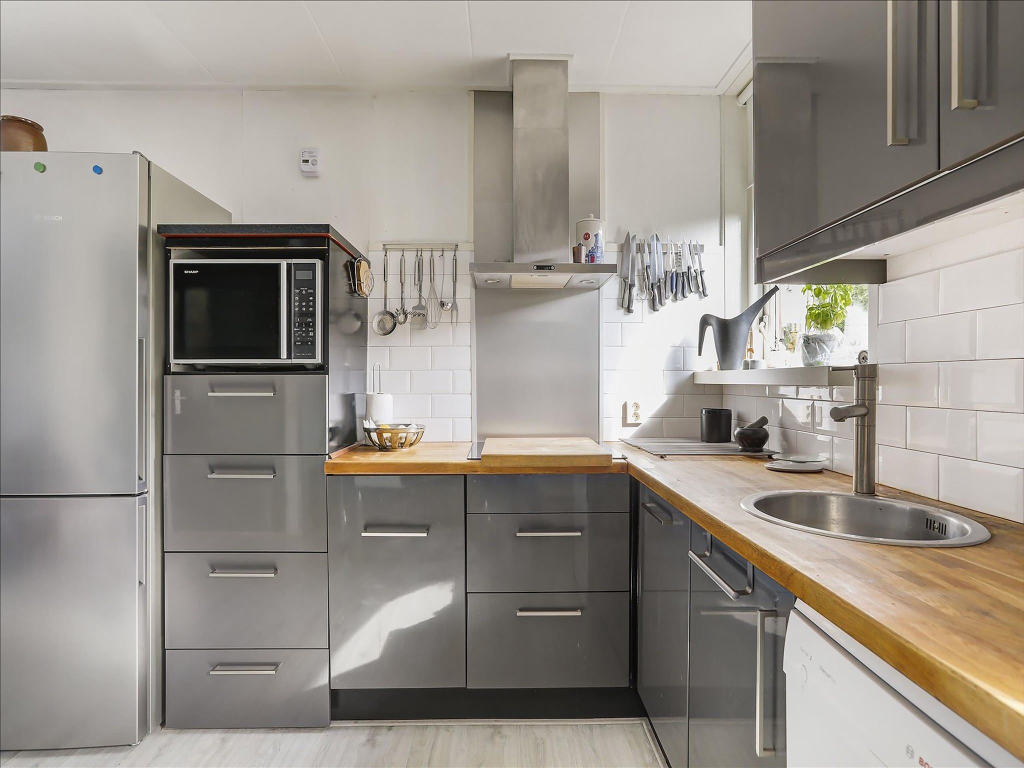 De keuken van Combinatie nr 105 en 110 in Grou