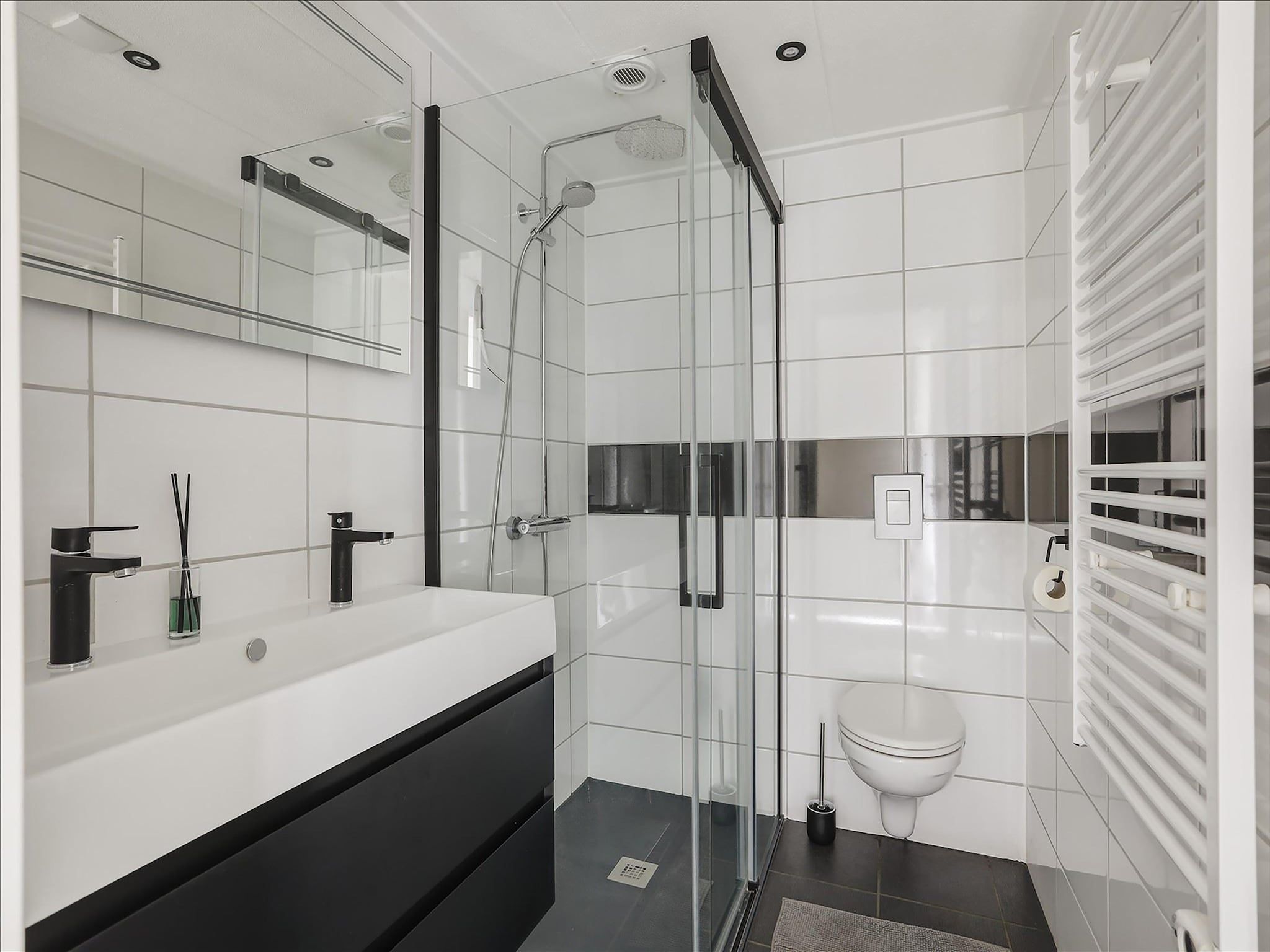 De badkamer van Combinatie nr 105 en 110 in Grou