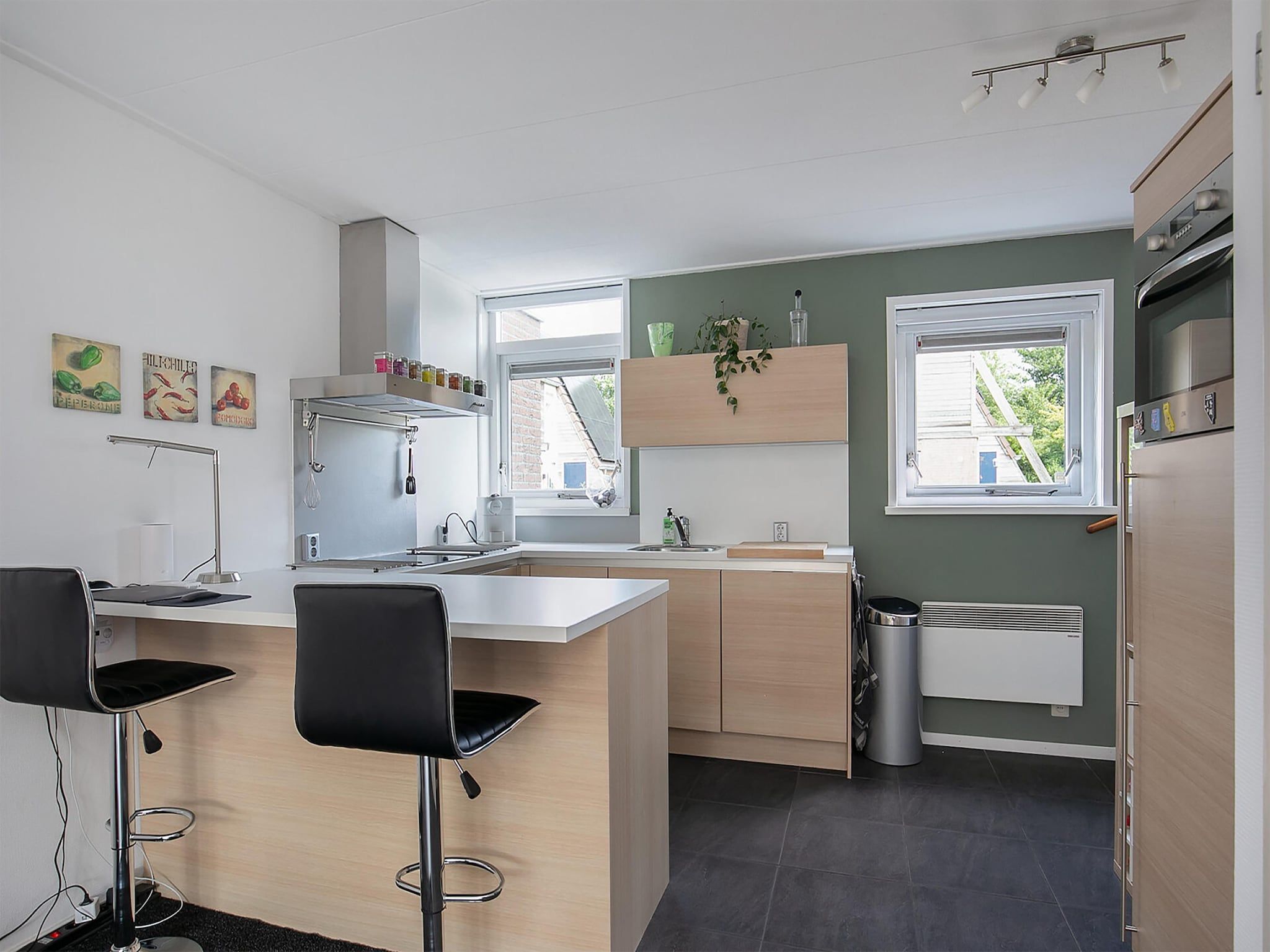 De keuken van Combinatie nr 105 en 110 in Grou