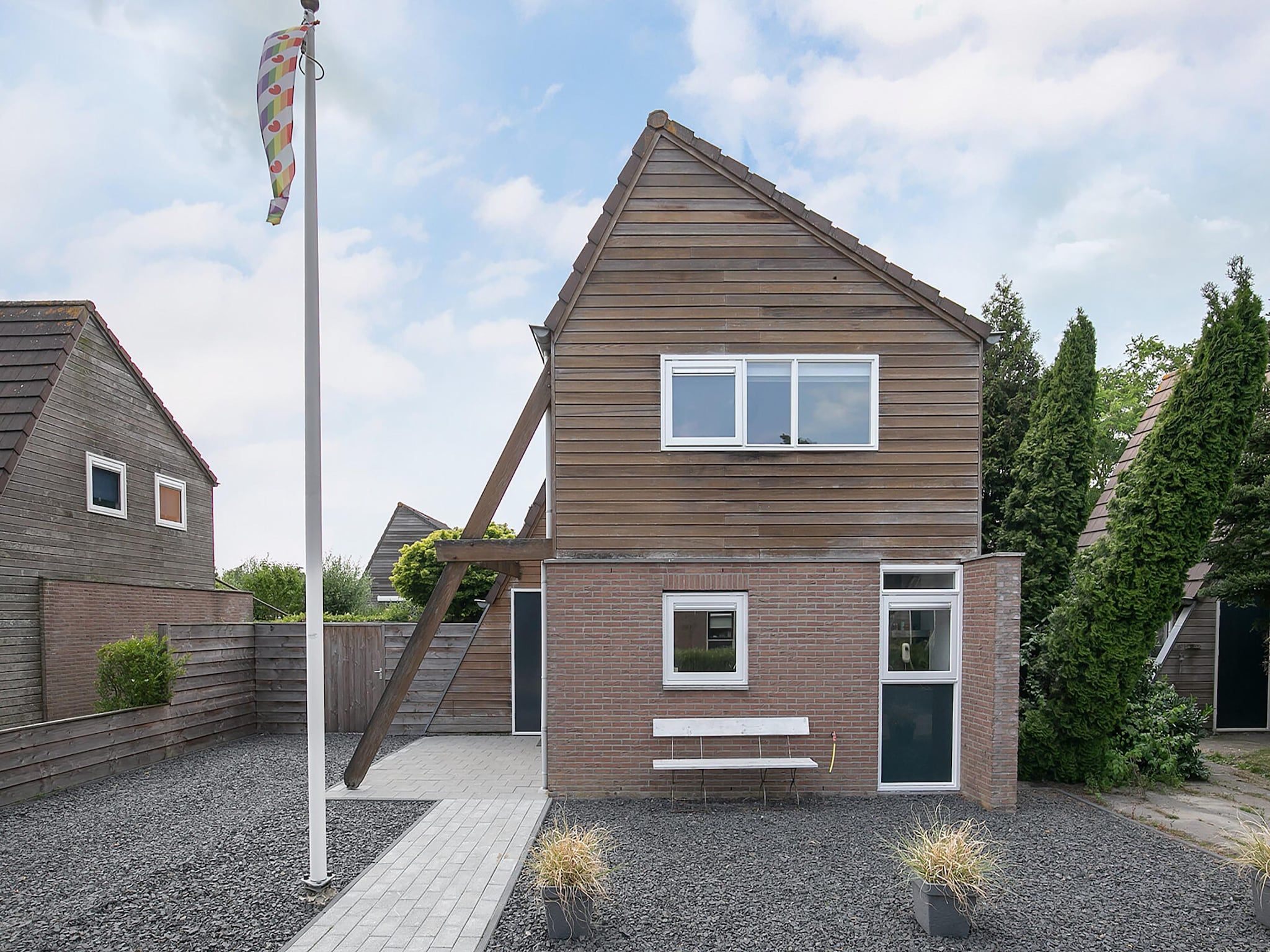 De buitenkant van Combinatie nr 105 en 110 in Grou