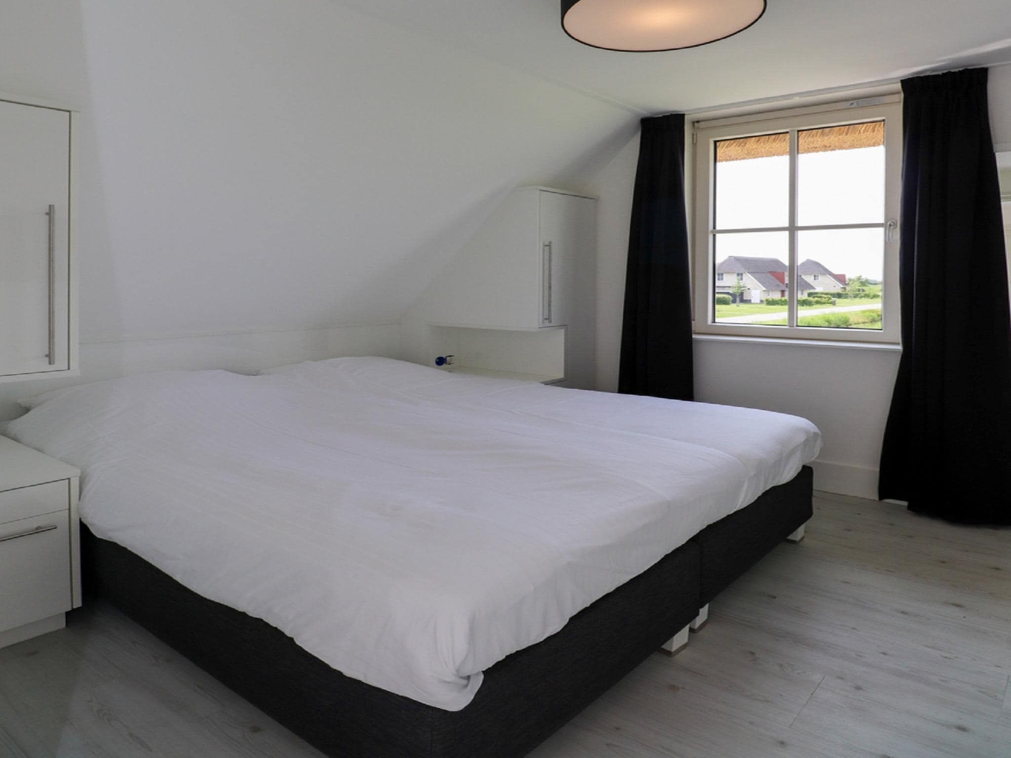 Een slaapkamer van Friese Meren Villa's 20 in Delfstrahuizen