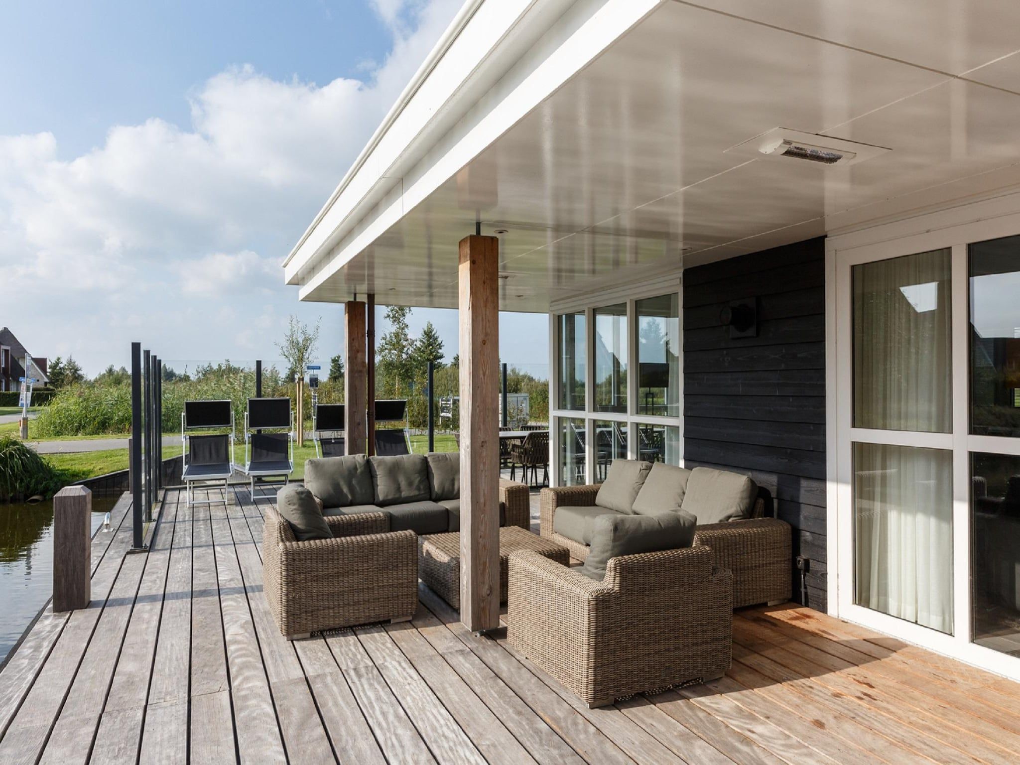 Het terras van Friese Meren Villa's 20 in Delfstrahuizen