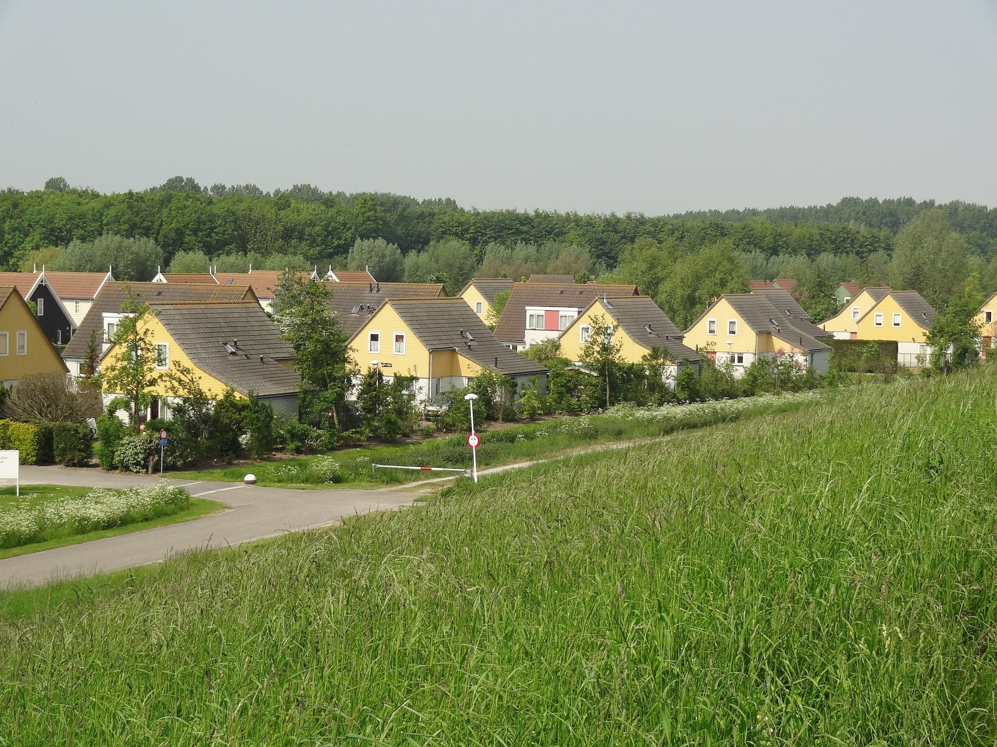 De buitenkant van Villapark De Oesterbaai 111 in Wemeldinge