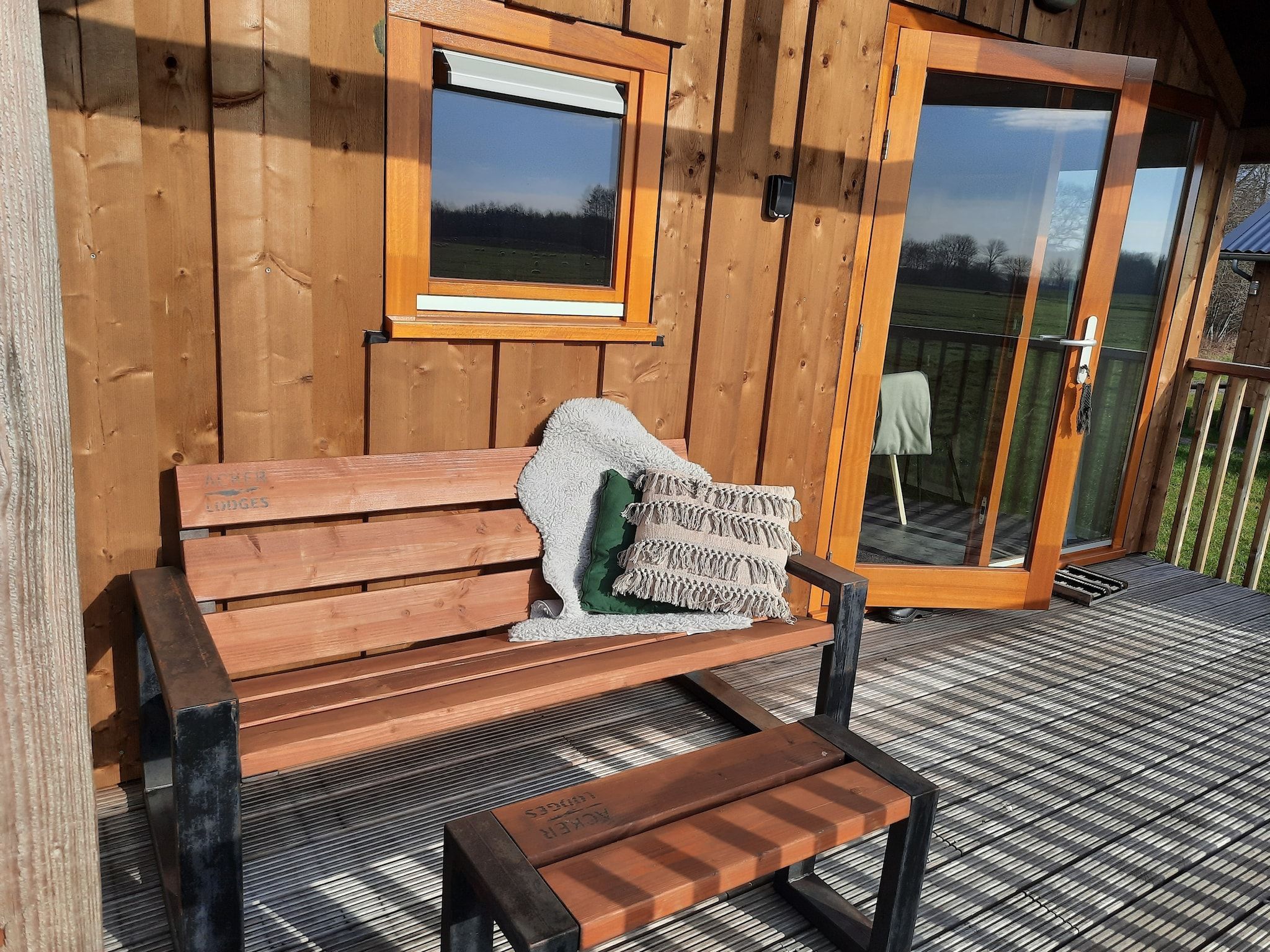 Het terras van Acker Lodges 2 in Ruinerwold