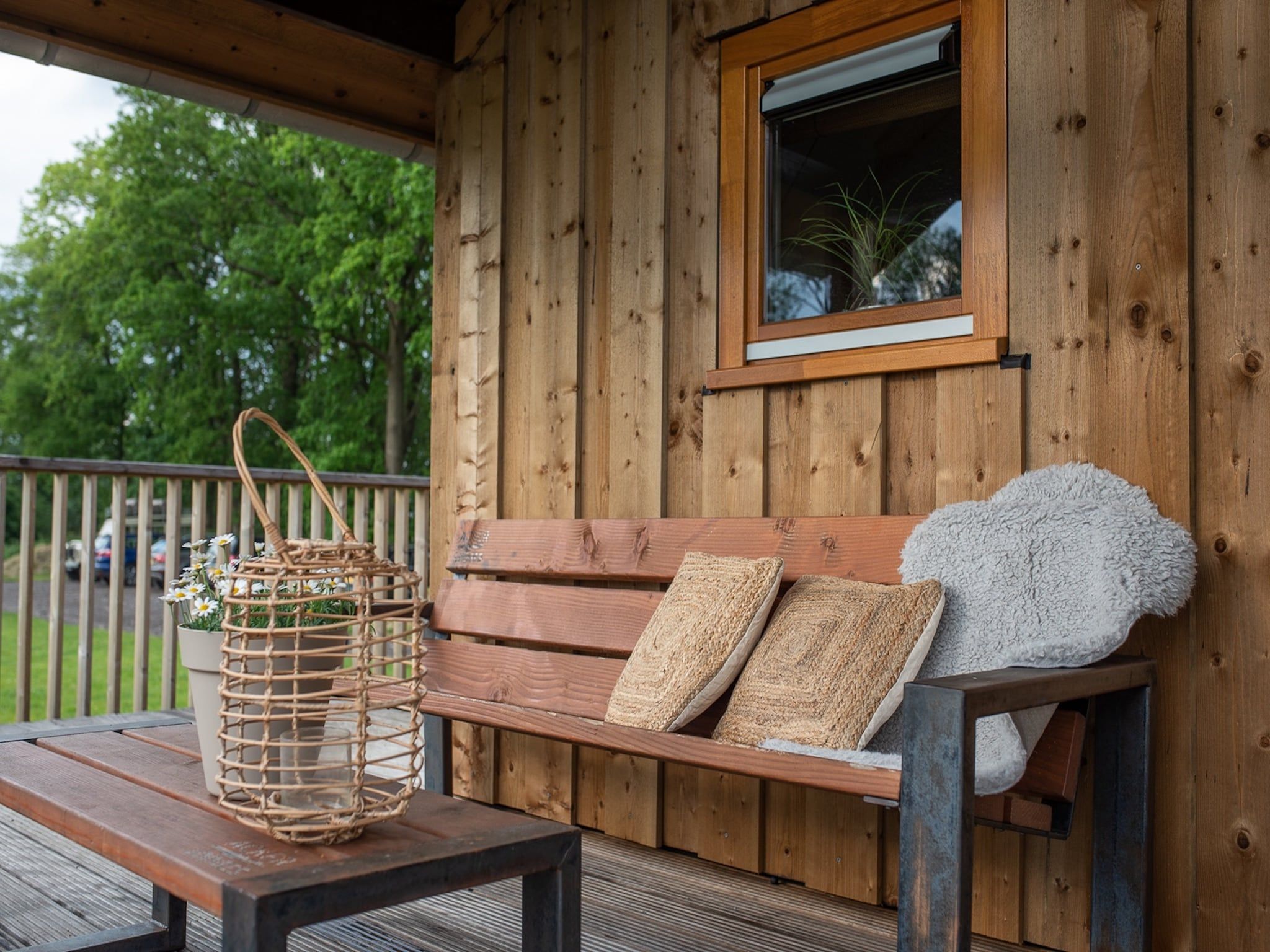 Het terras van Acker Lodges 2 in Ruinerwold