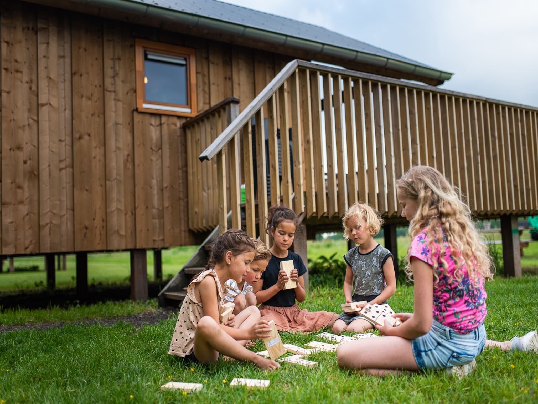 De tuin van Acker Lodges 3 in Ruinerwold