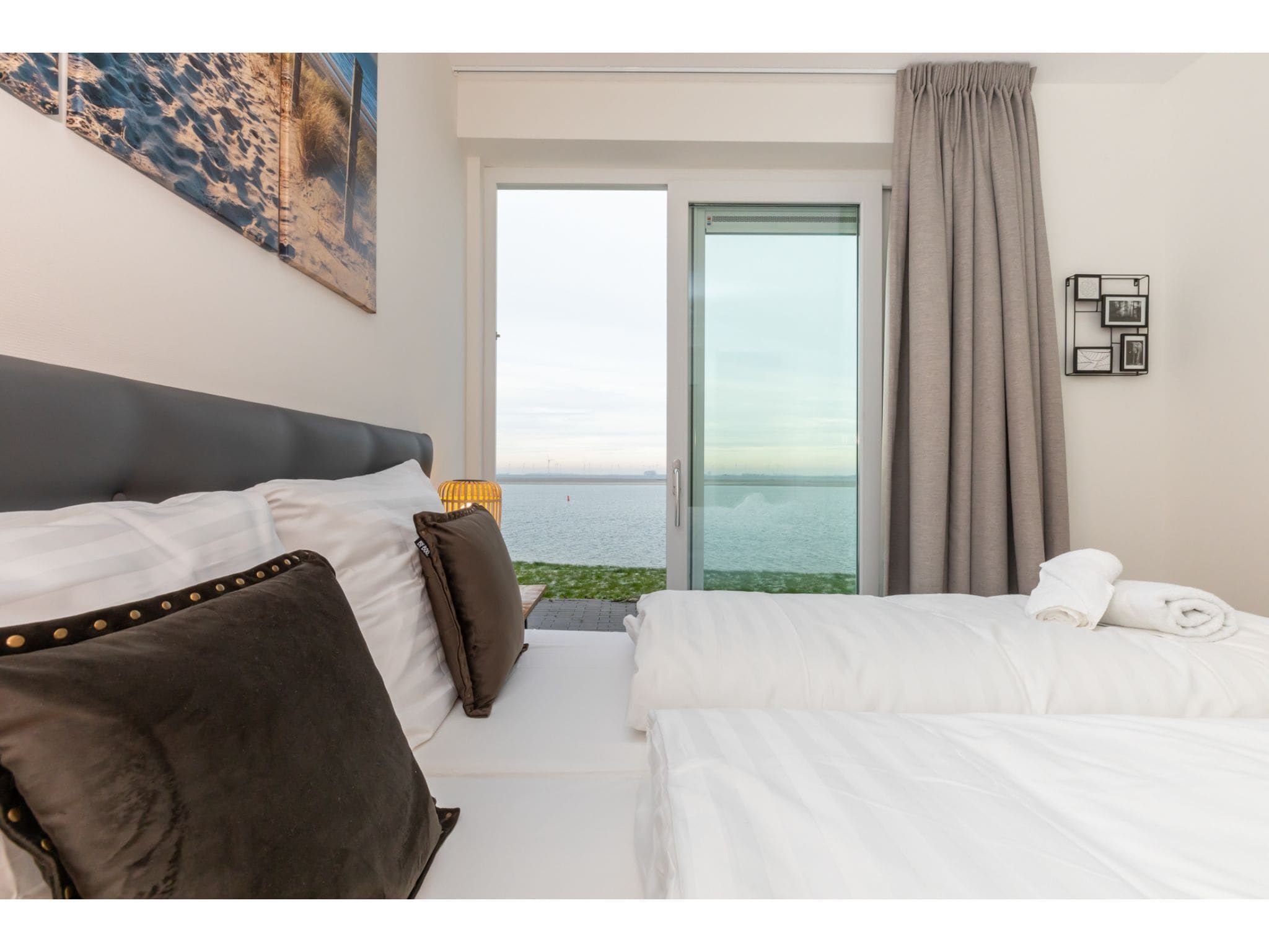 Een slaapkamer van Havenweg 8-14 in St. Annaland