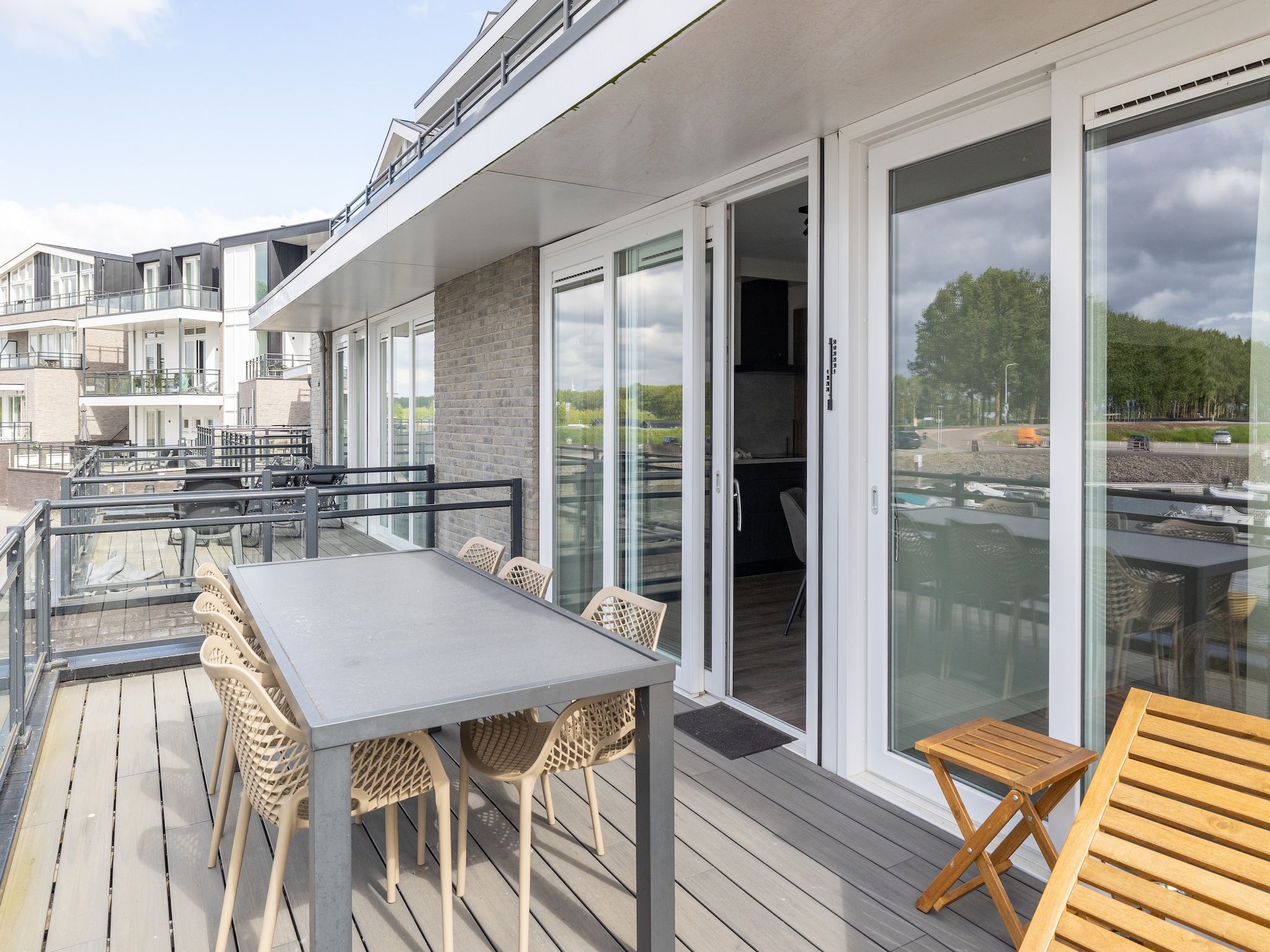 Het terras van Havenweg 8-14 in St. Annaland