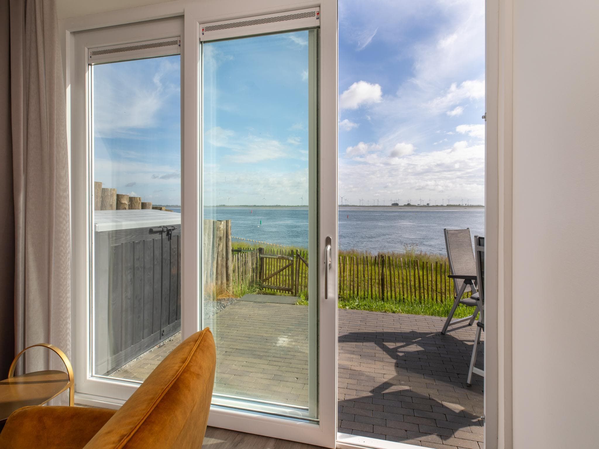 Het terras van Havenweg 8-14 in St. Annaland