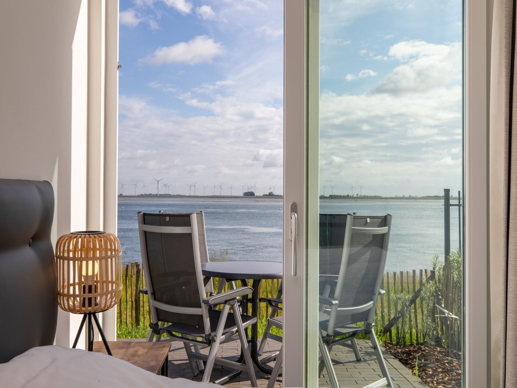 Het terras van Havenweg 8-14 in St. Annaland