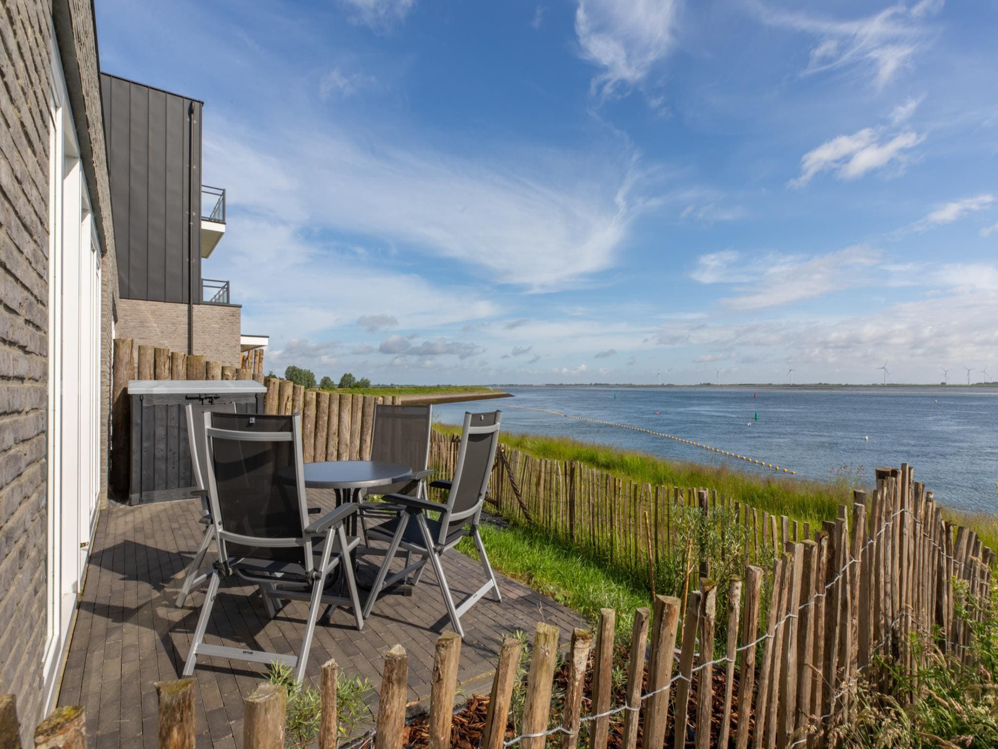 Het terras van Havenweg 8-14 in St. Annaland