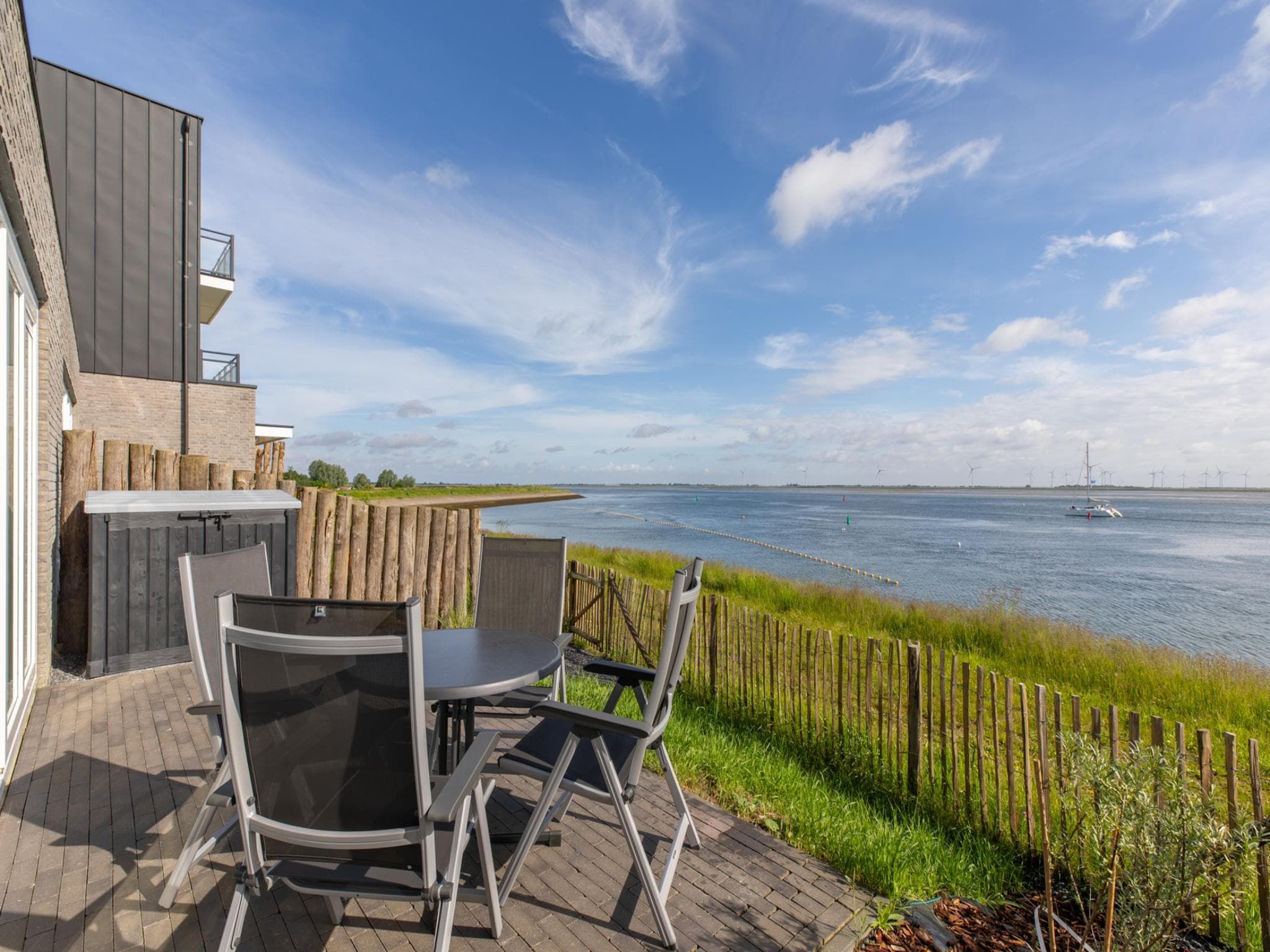 Het terras van Havenweg 8-14 in St. Annaland