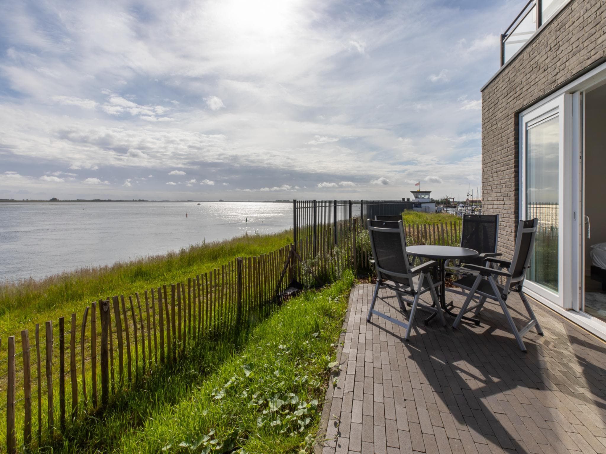 Het terras van Havenweg 8-14 in St. Annaland
