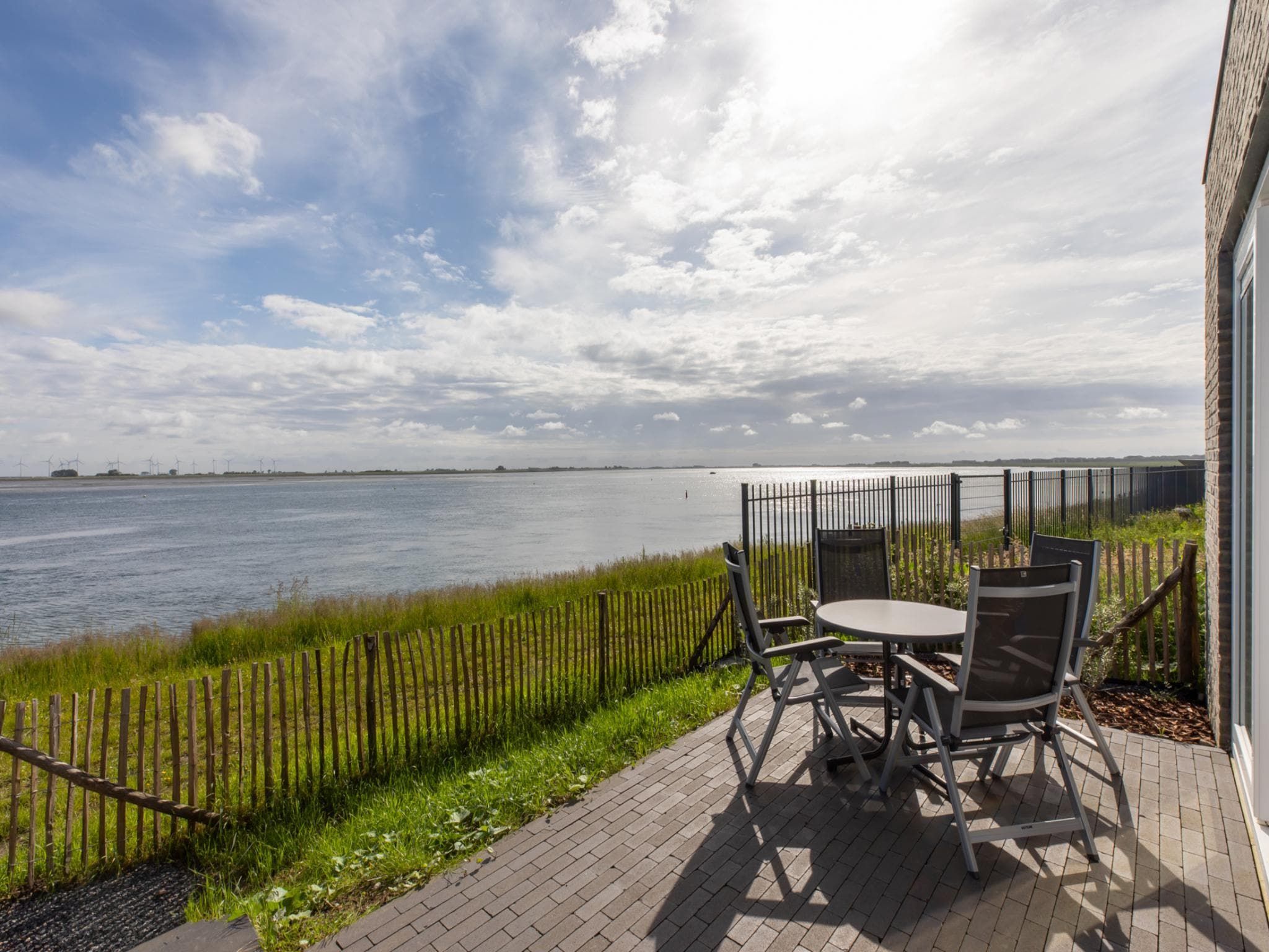 Het terras van Havenweg 8-14 in St. Annaland