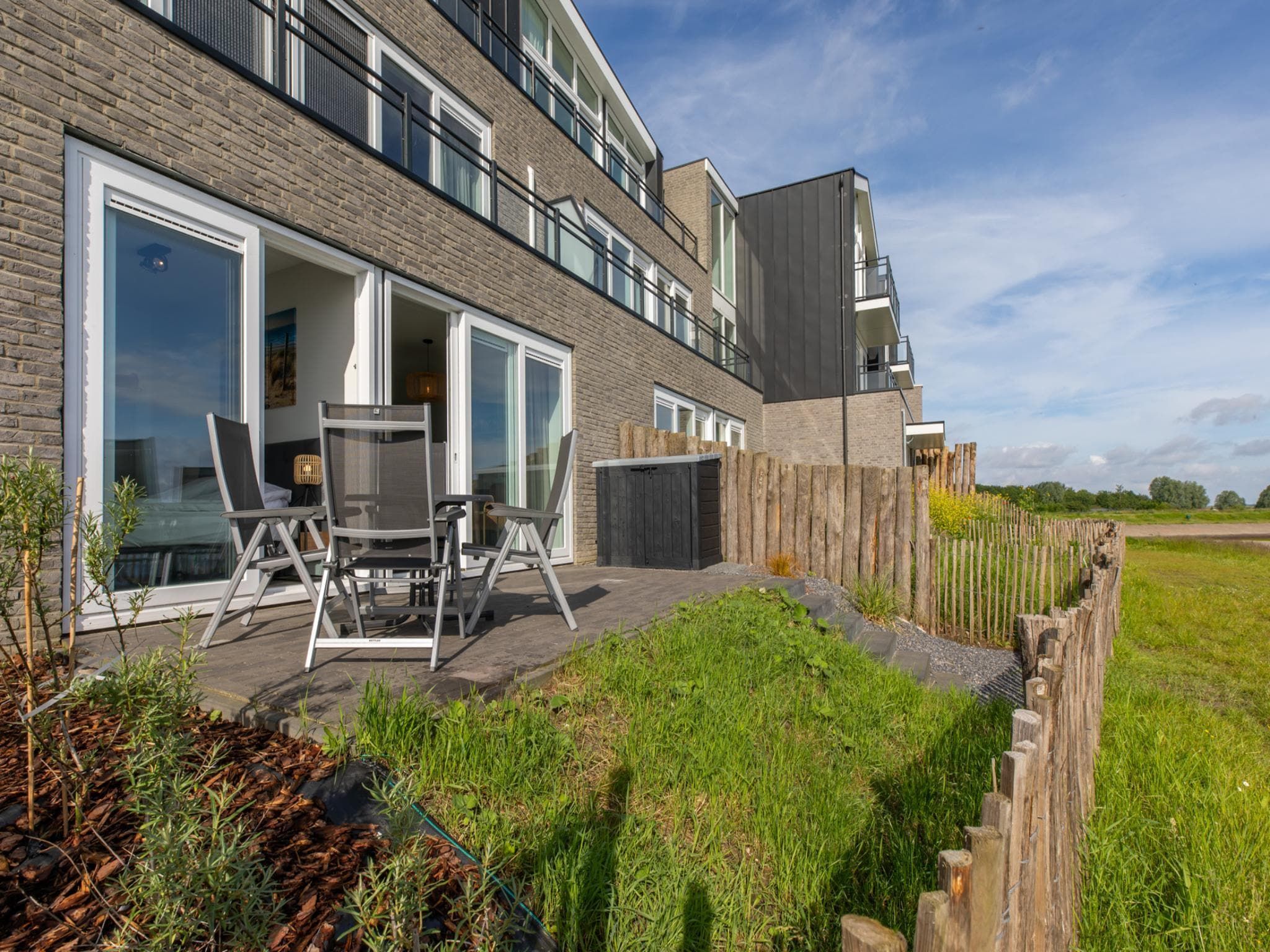 Het terras van Havenweg 8-14 in St. Annaland