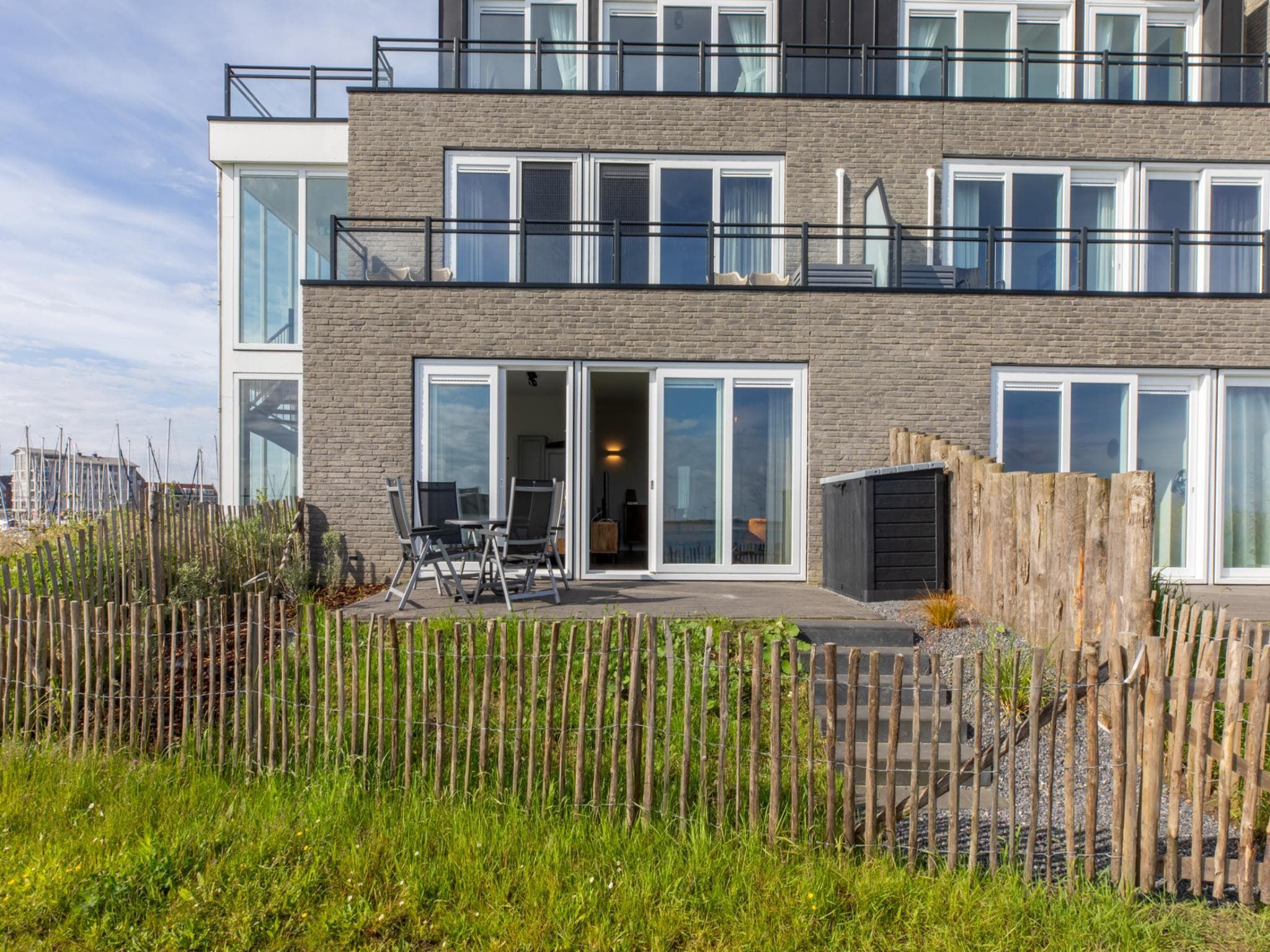 De buitenkant van Havenweg 8-14 in St. Annaland