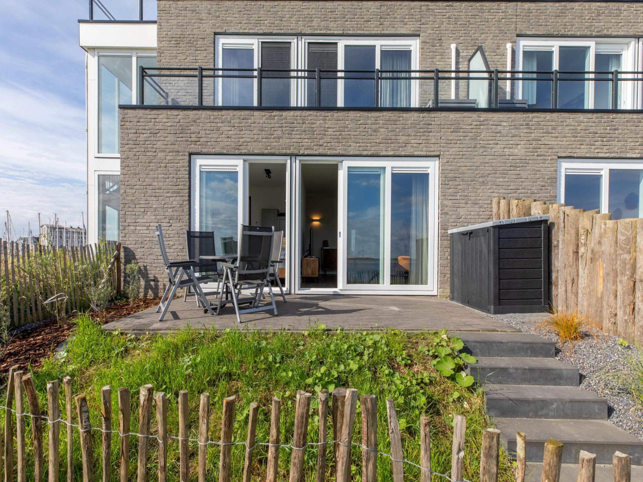 De buitenkant van Havenweg 8-14 in St. Annaland