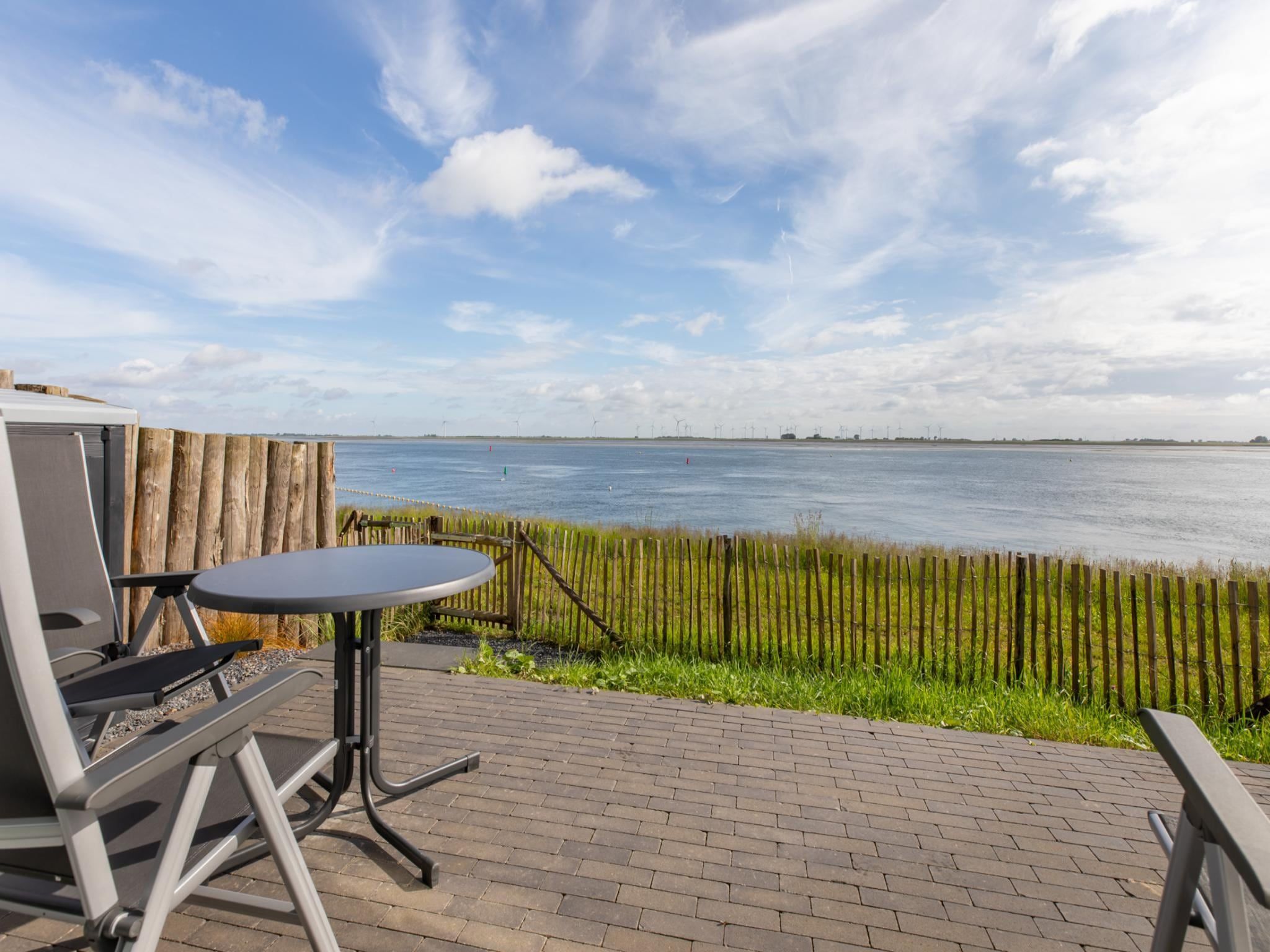 Het uitzicht vanaf Havenweg 8-14 in St. Annaland