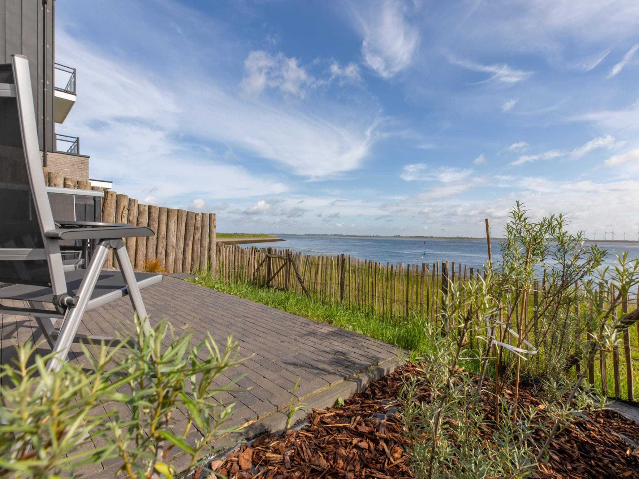 De tuin van Havenweg 8-14 in St. Annaland