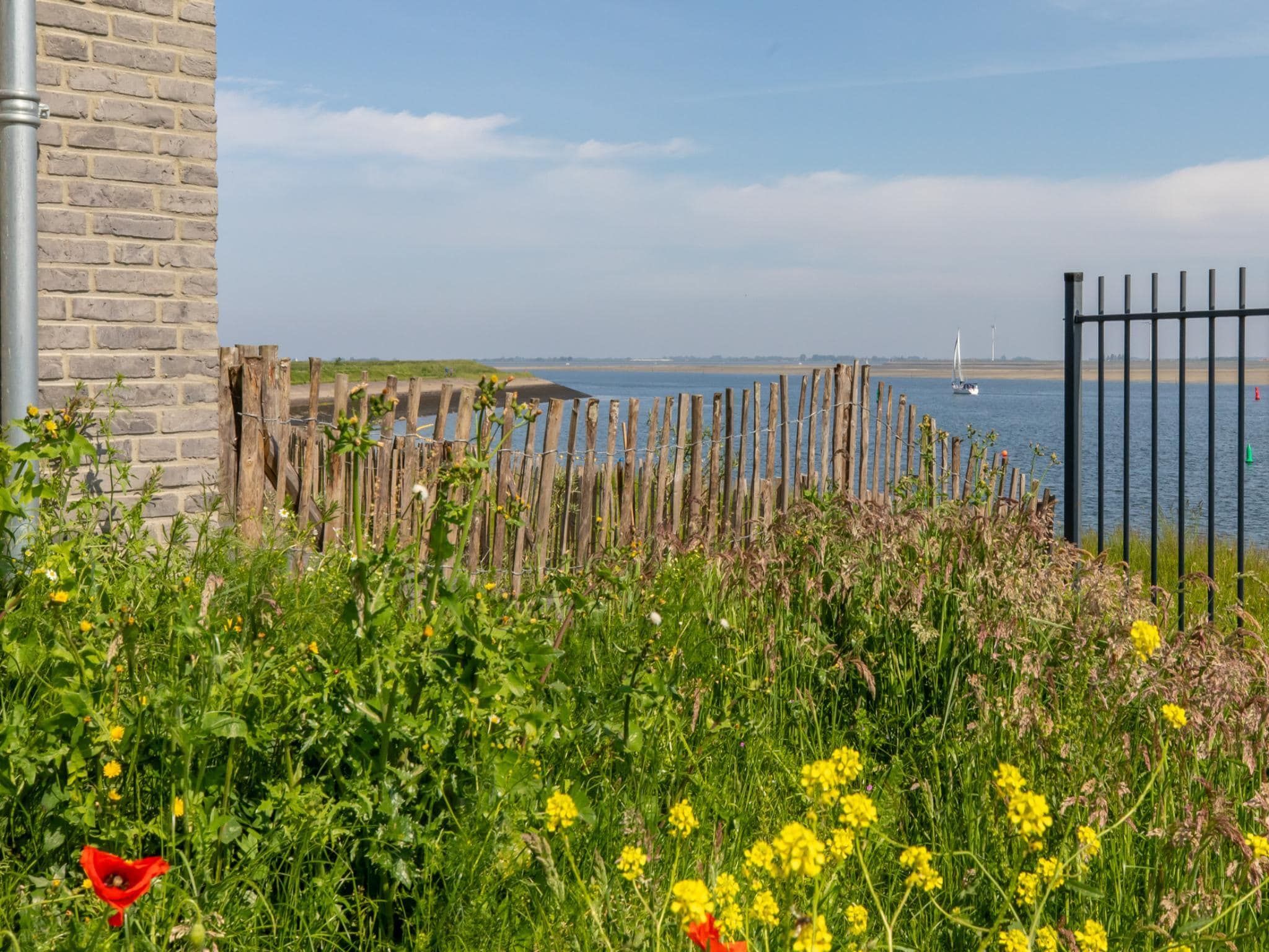 De tuin van Havenweg 8-14 in St. Annaland