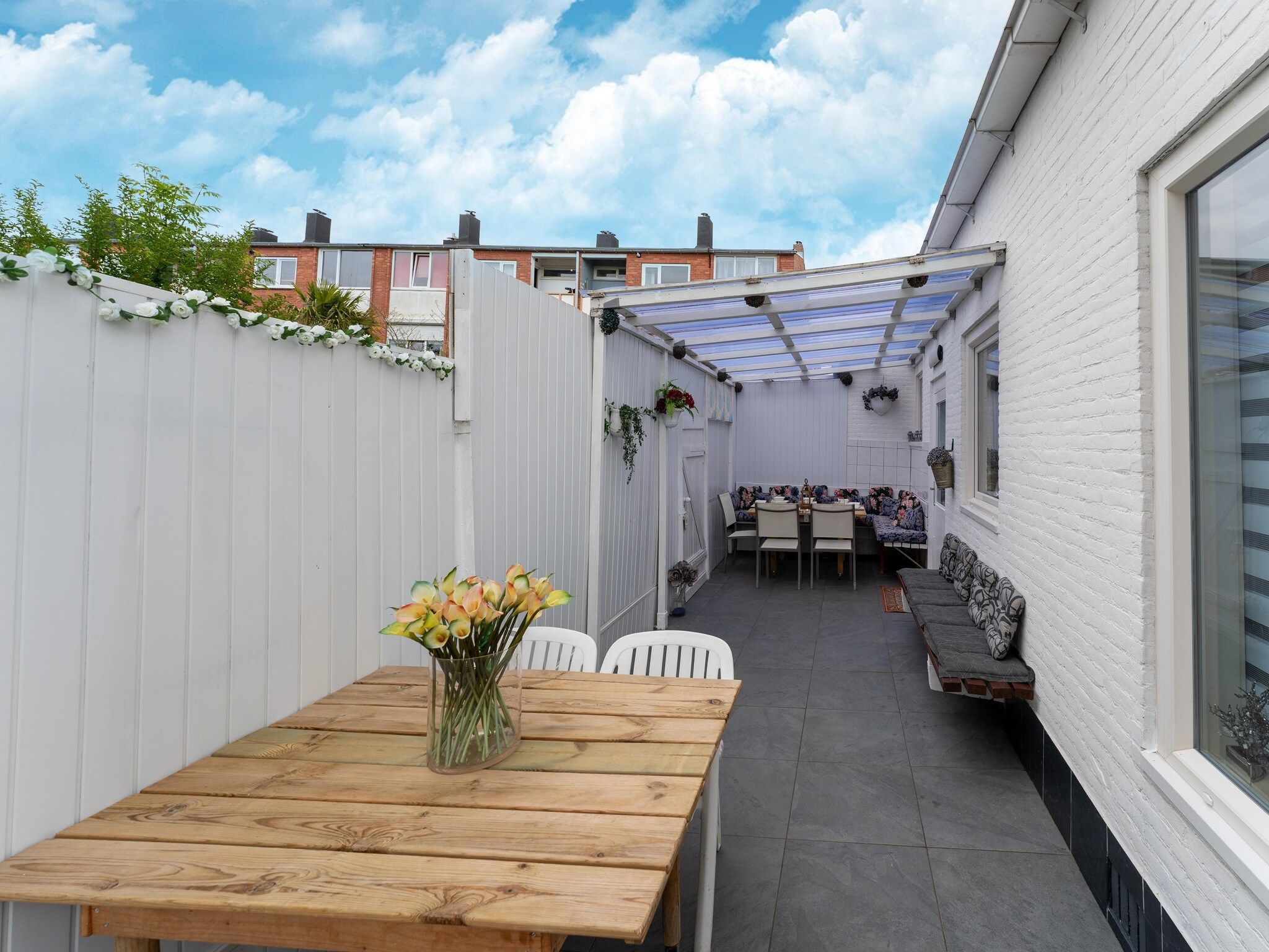 Het terras van Vakantiewoning Aarab in Vlissingen
