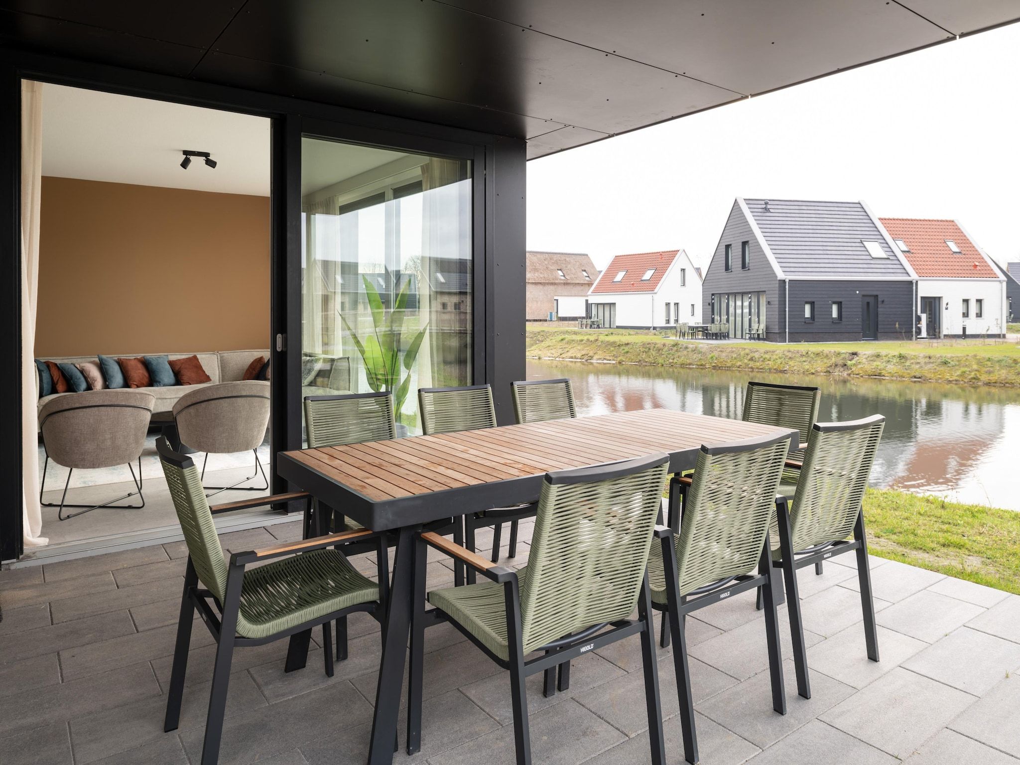 Het terras van Resort Nieuwvliet-Bad 15 in Nieuwvliet