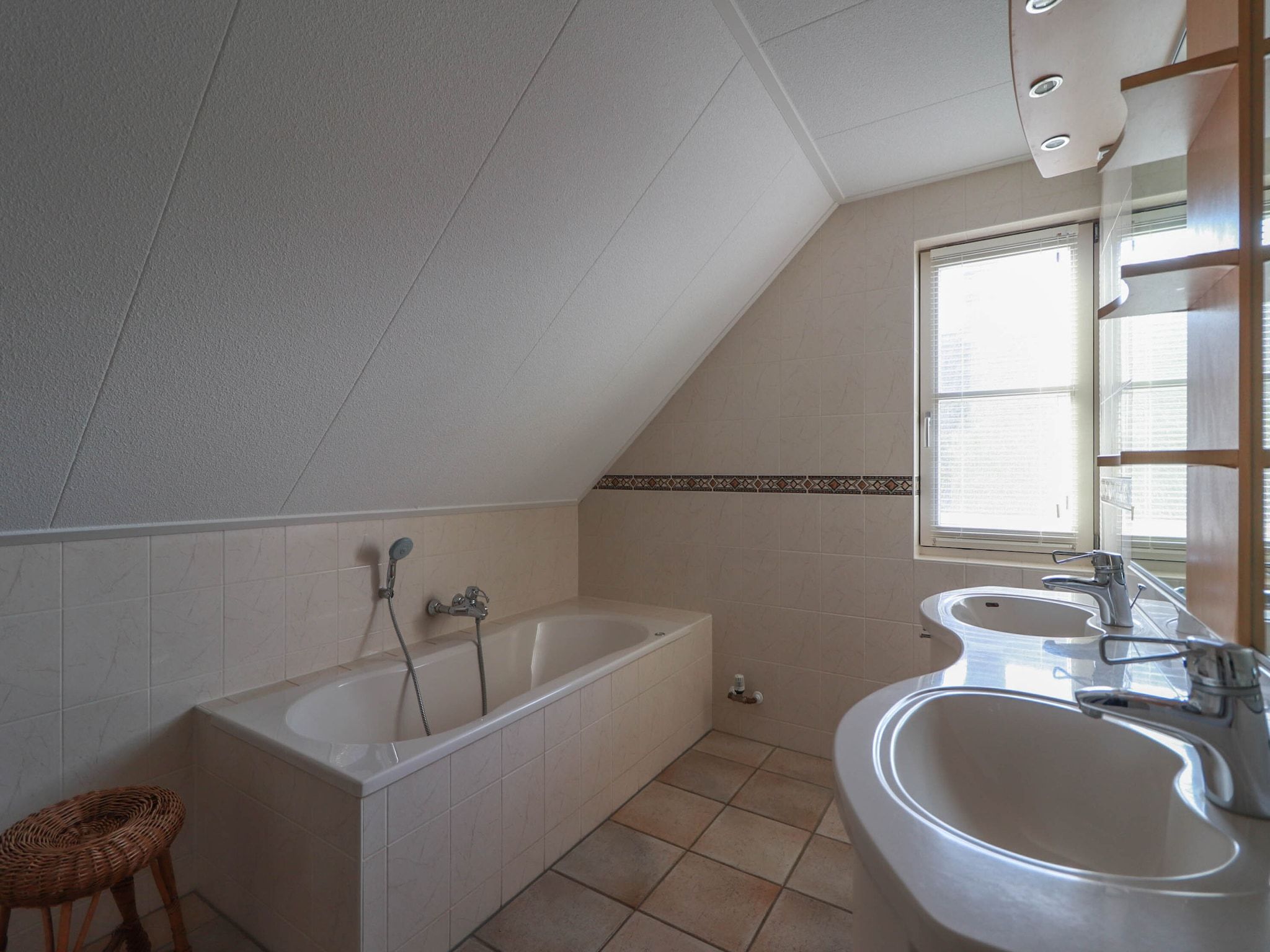 De badkamer van Duinvilla Deluxe met Sauna - 8 personen in Makkum