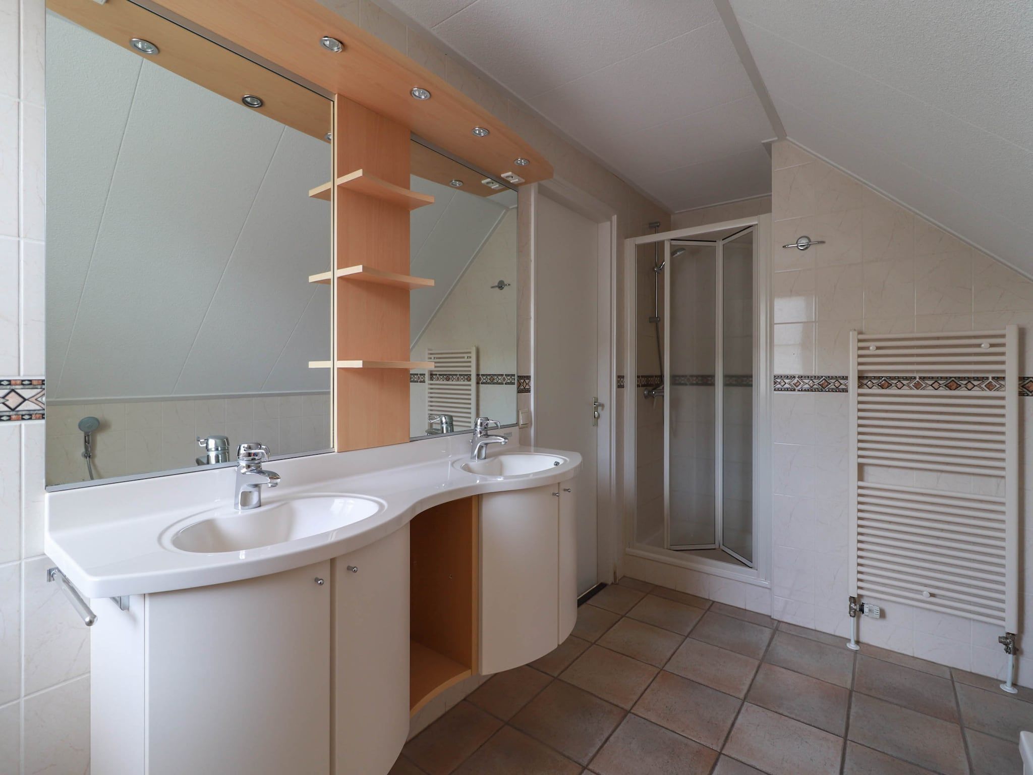 De badkamer van Duinvilla Deluxe met Sauna - 8 personen in Makkum
