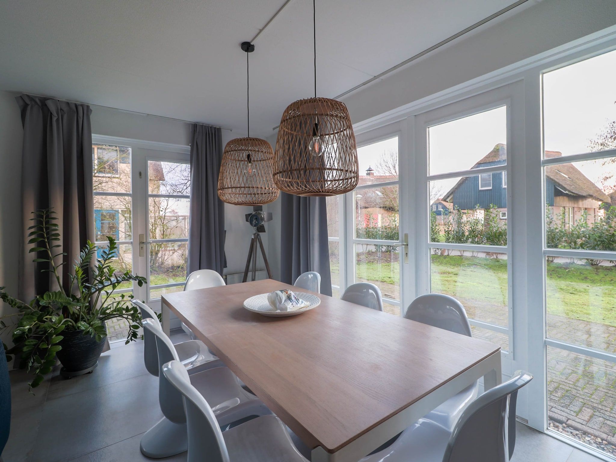 De eetkamer van Duinvilla Deluxe met Sauna - 8 personen in Makkum