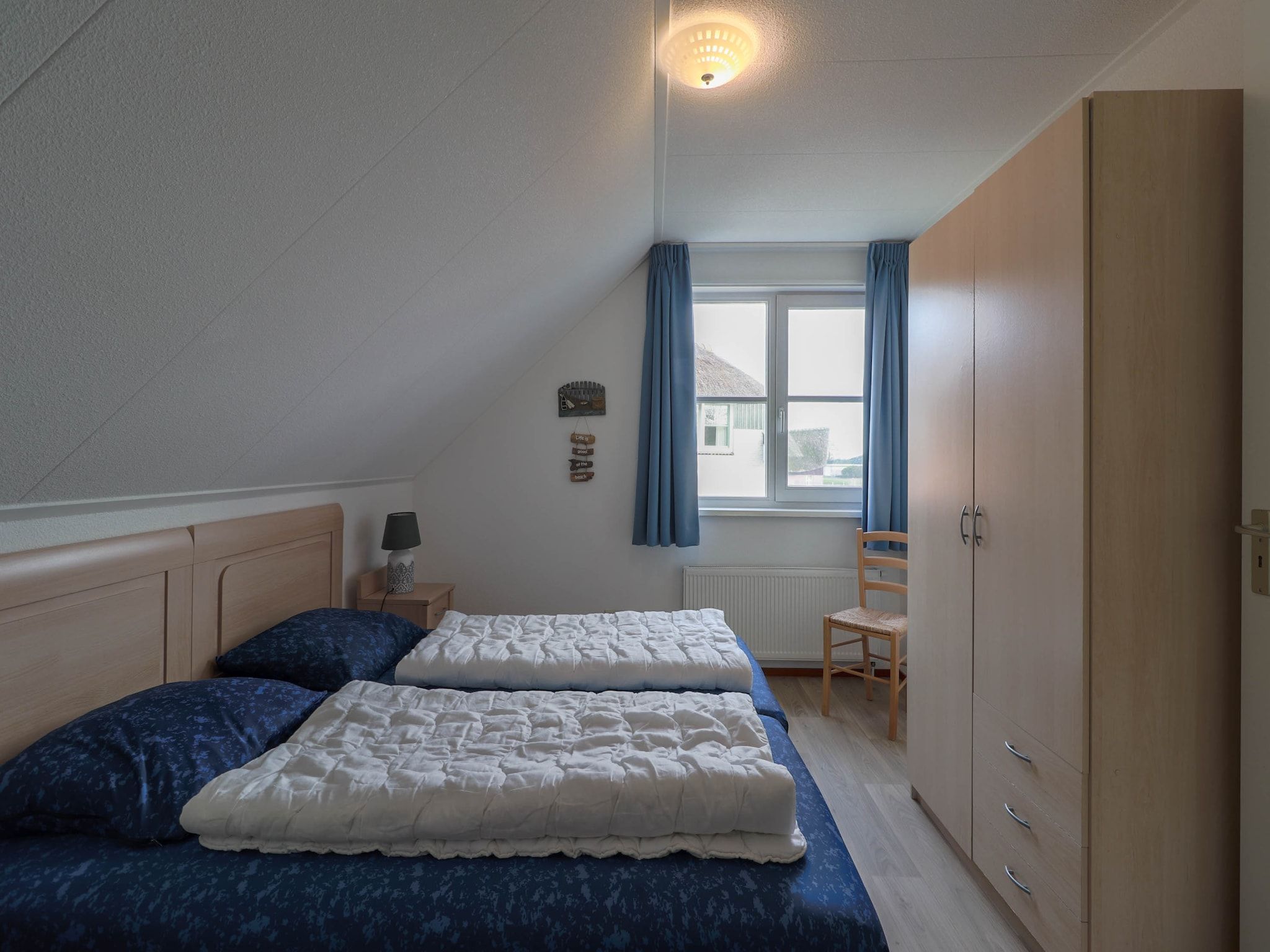Een slaapkamer van Duinvilla Deluxe met Sauna - 8 personen in Makkum