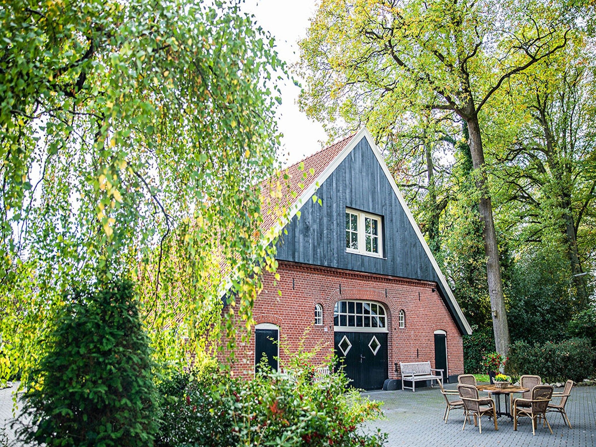 De buitenkant van De Familieboerderij in Losser