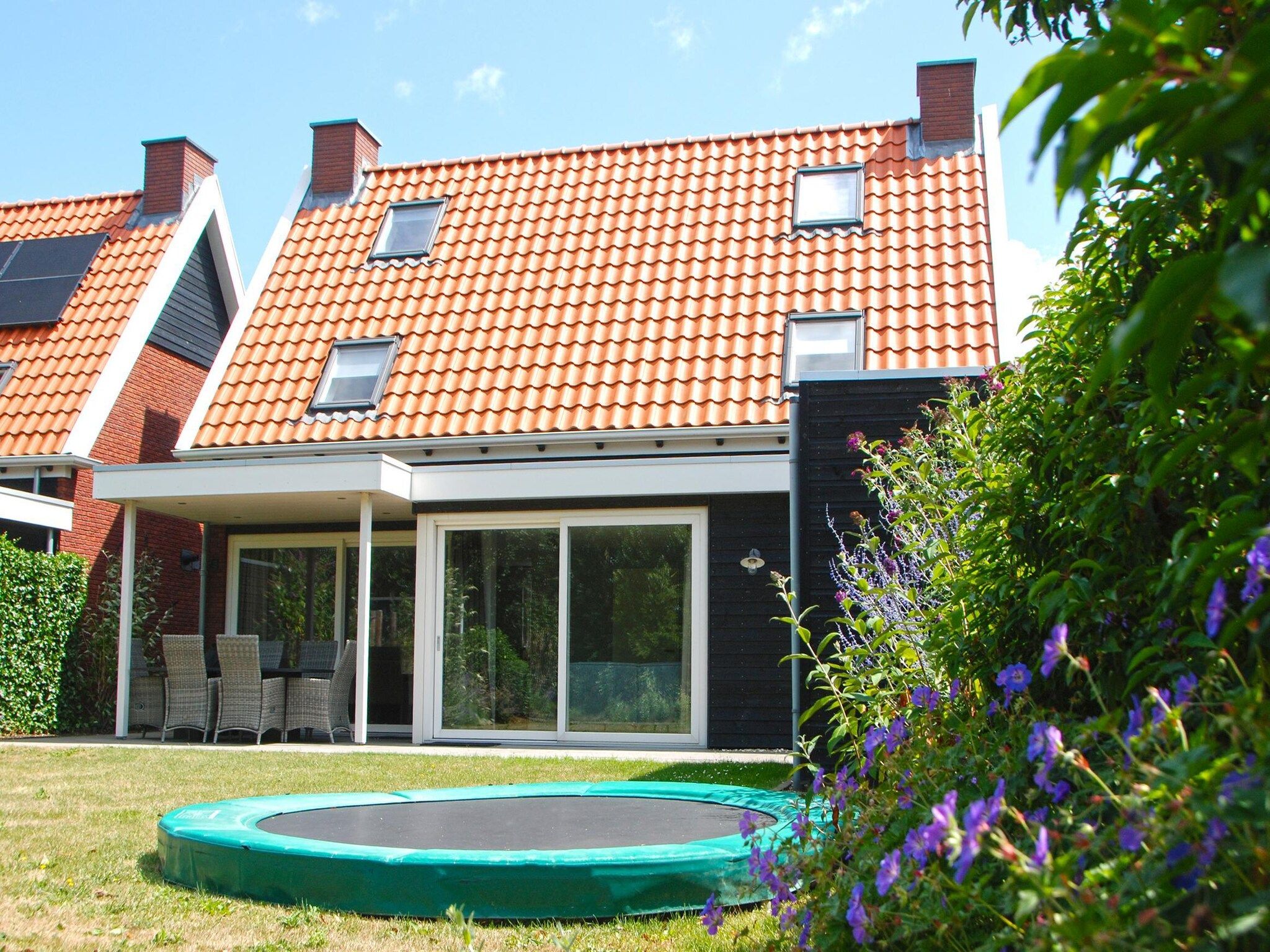 De tuin van 6 persoons vrijstaand met sauna/hond in Colijnsplaat