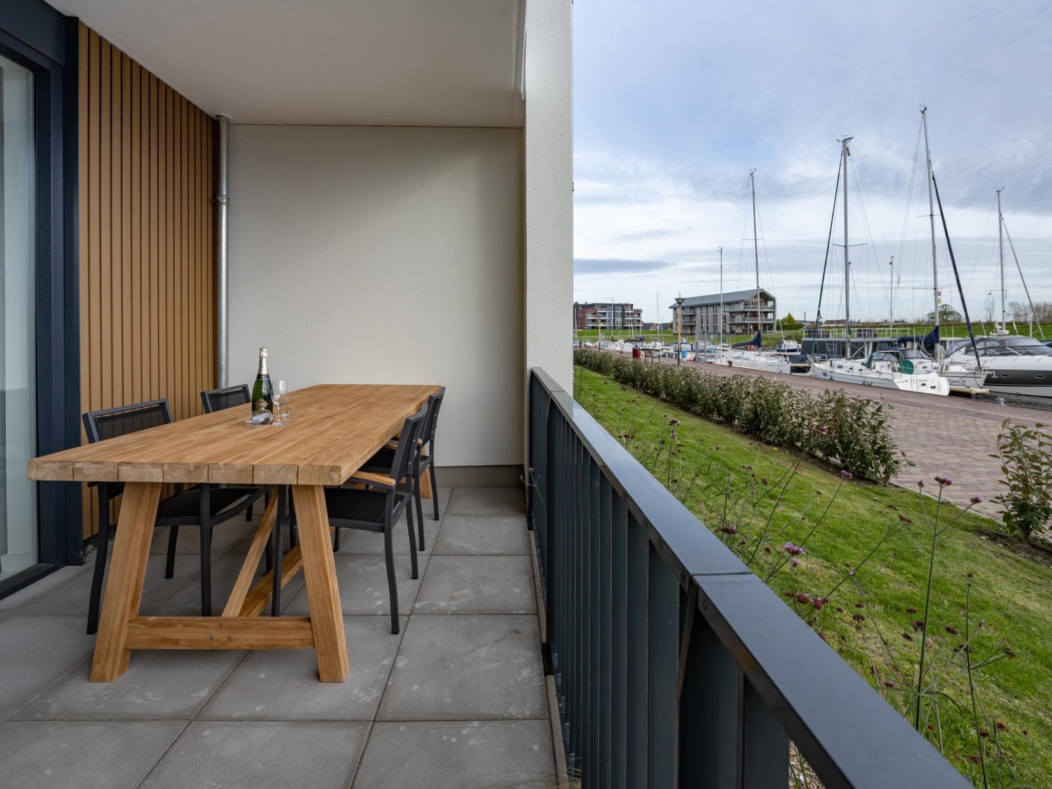 Het terras van Harbour Loft 1E Résidence Marina havenzicht in Kamperland