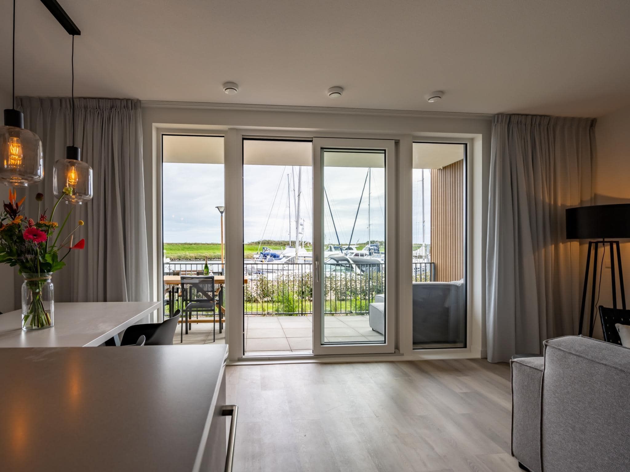 De woonkamer van Harbour Loft 1E Résidence Marina havenzicht in Kamperland