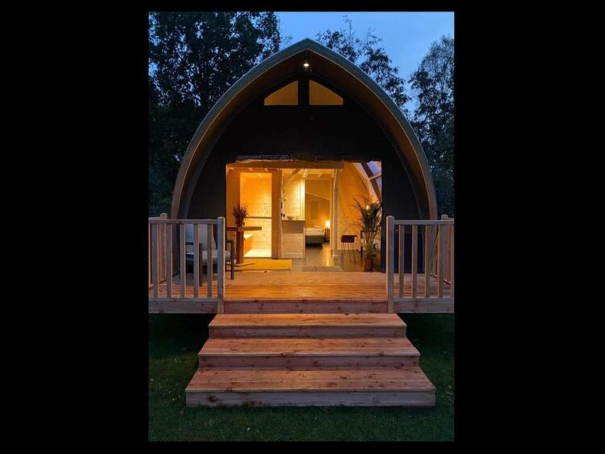 Het terras van Tentlodge Fazant in Dalerveen