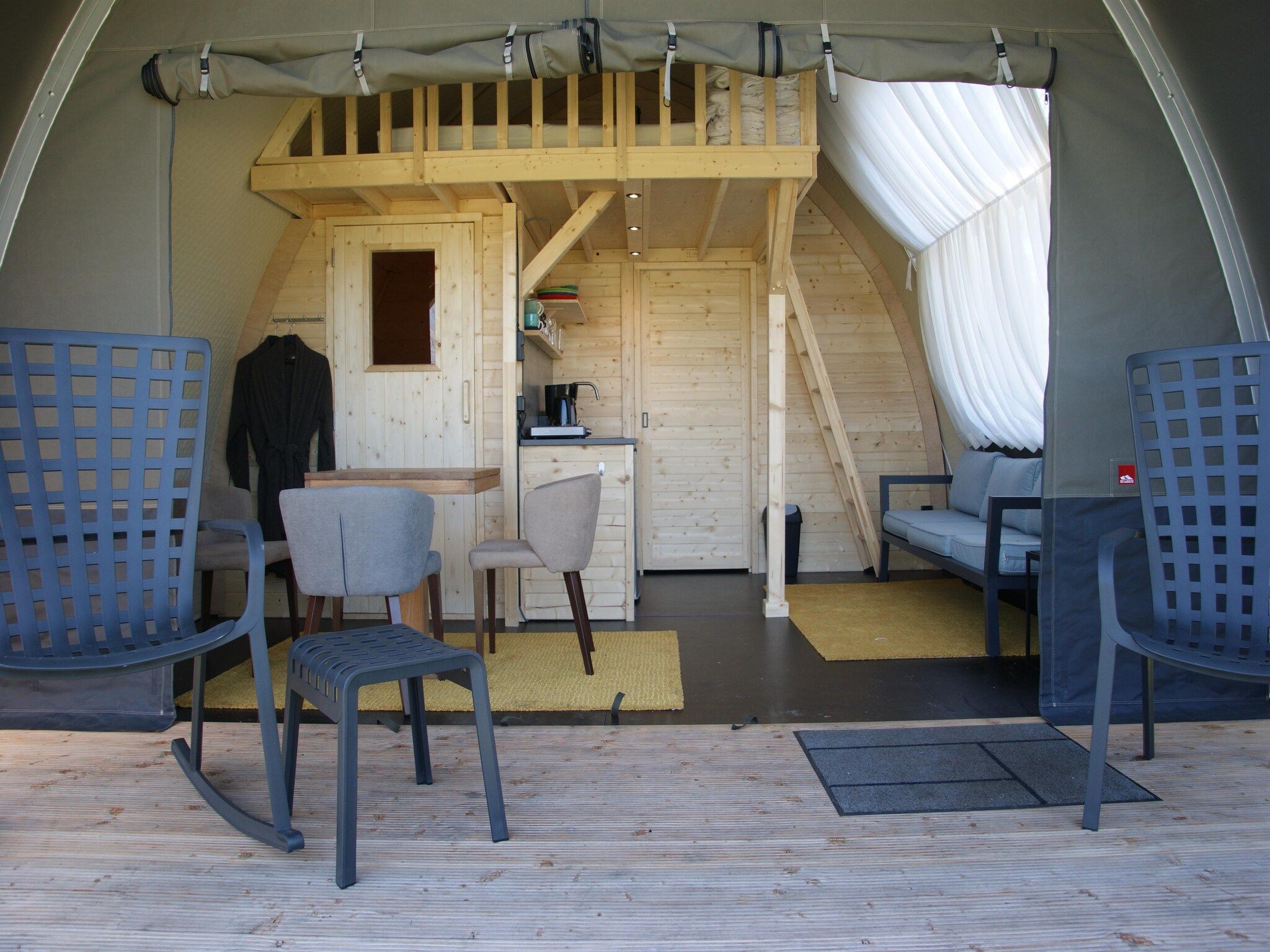 De woonkamer van Tentlodge Fazant in Dalerveen