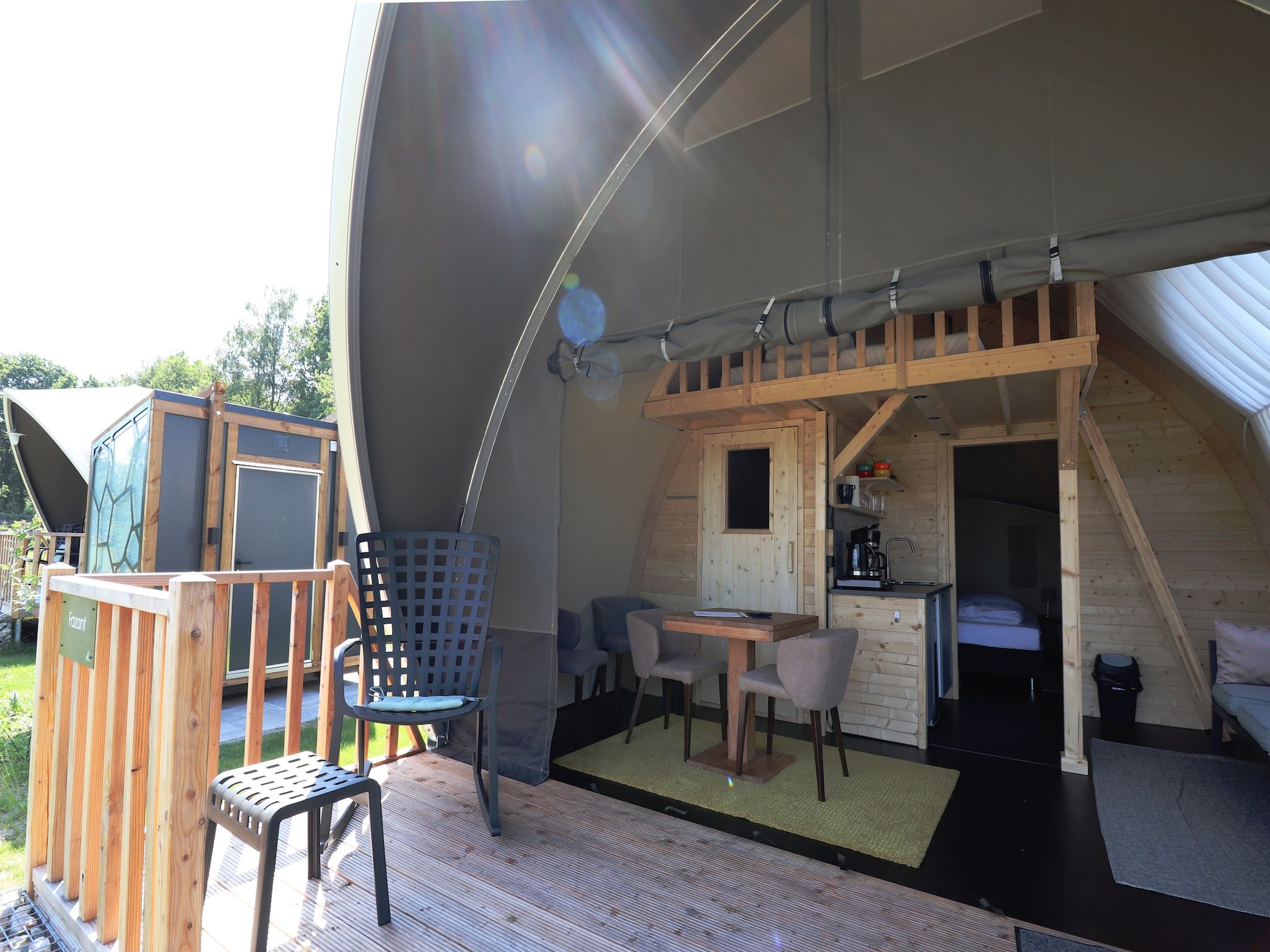 Het terras van Tentlodge Fazant in Dalerveen