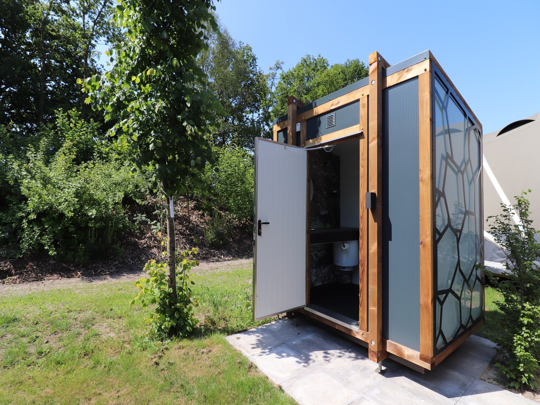 De tuin van Tentlodge Fazant in Dalerveen