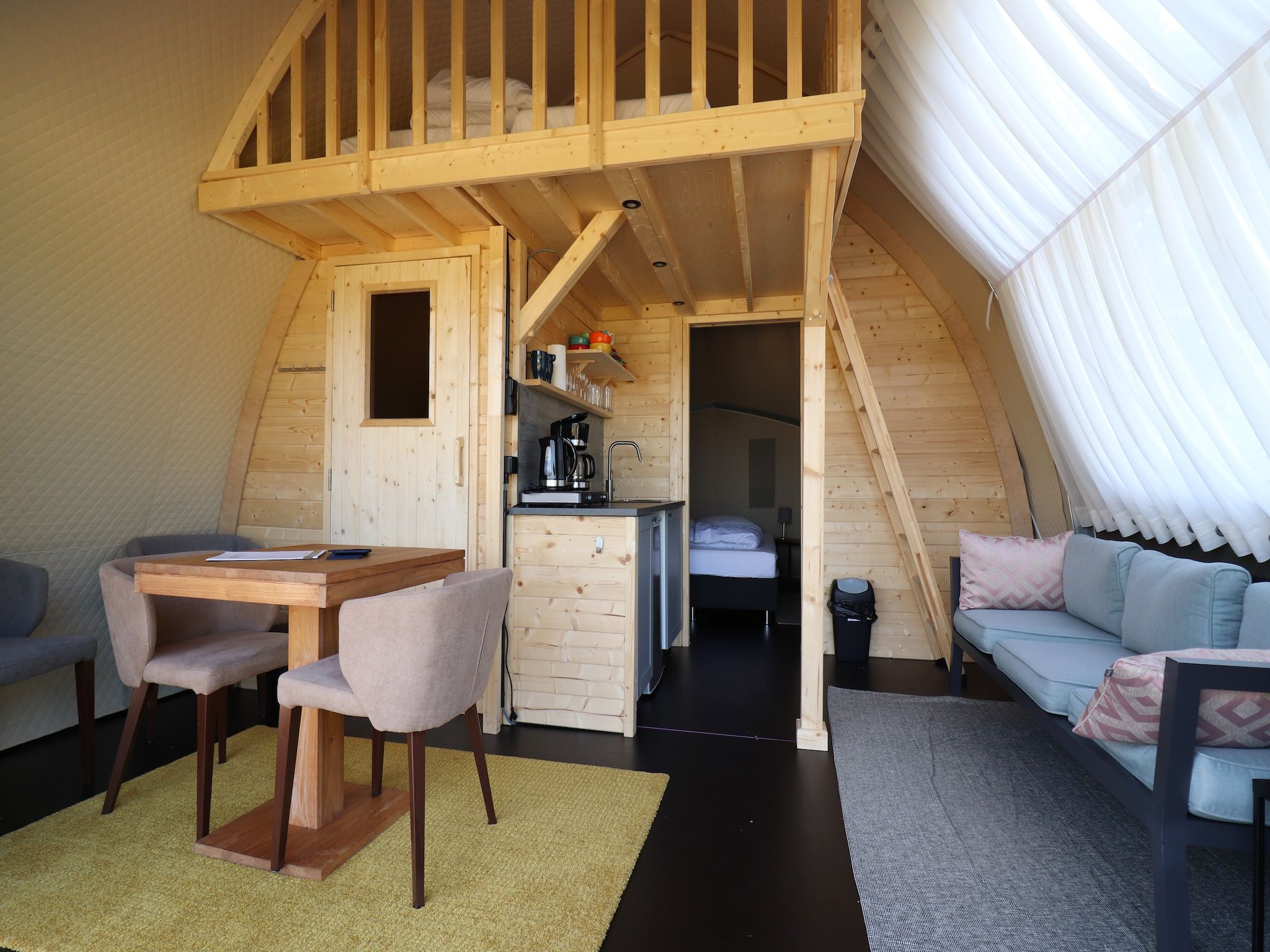 De woonkamer van Tentlodge Fazant in Dalerveen
