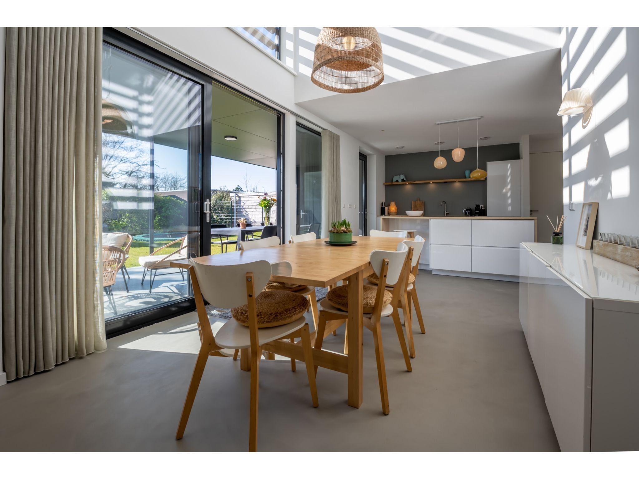 De eetkamer van Beukenlaan 11 in Kamperland