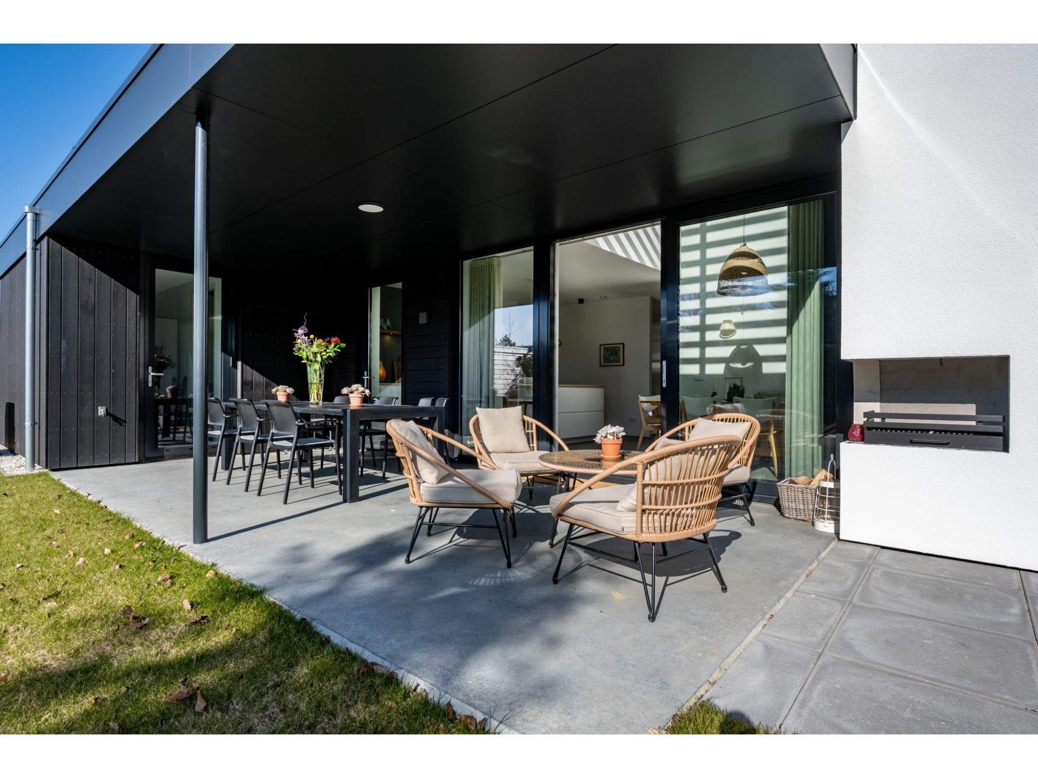 Het terras van Beukenlaan 11 in Kamperland