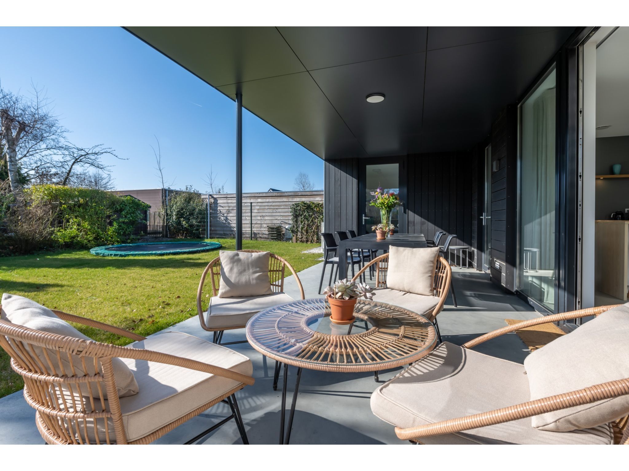 Het terras van Beukenlaan 11 in Kamperland