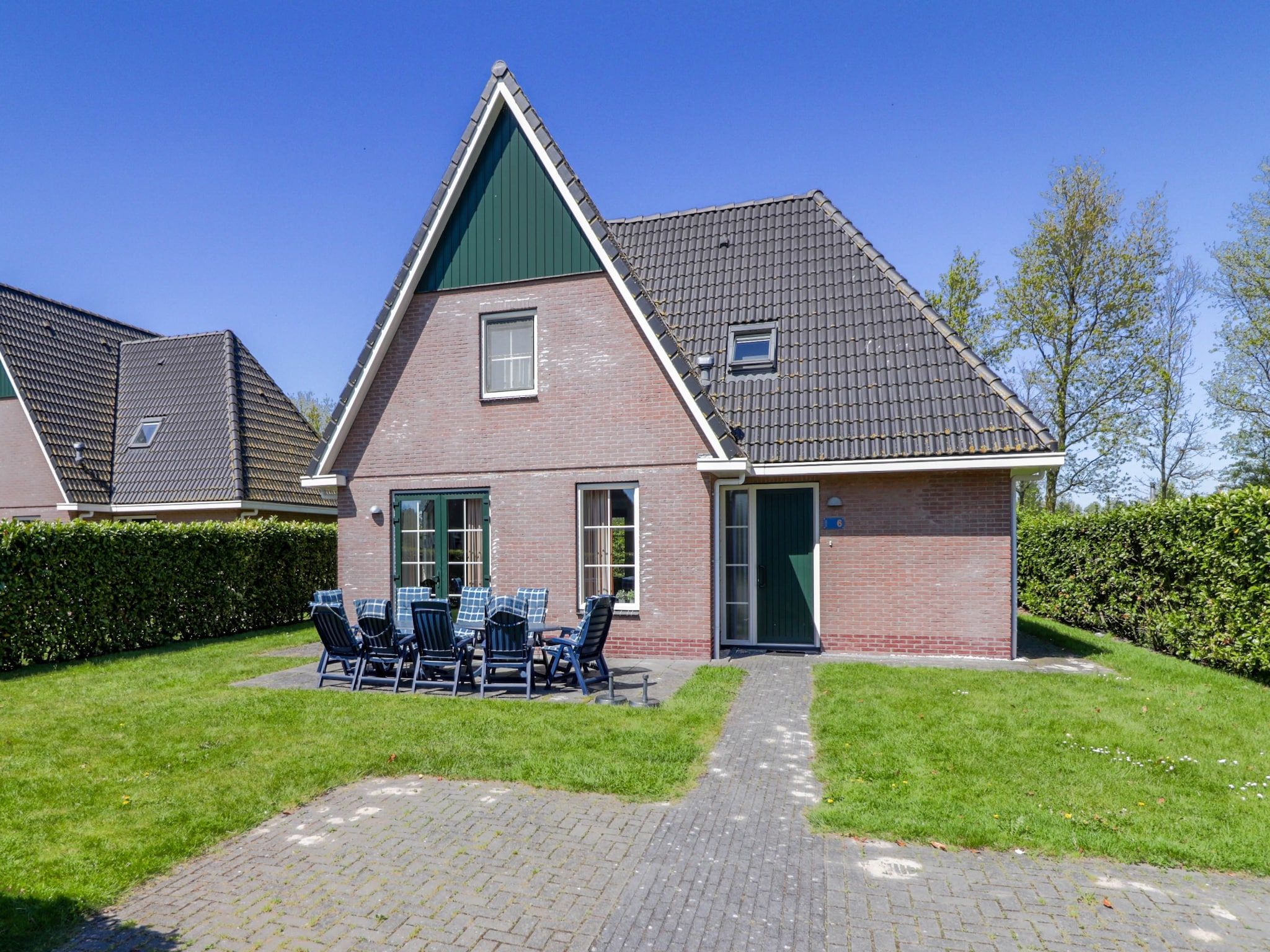 De tuin van Beachvilla Royaal met Sauna - 10 personen in Makkum